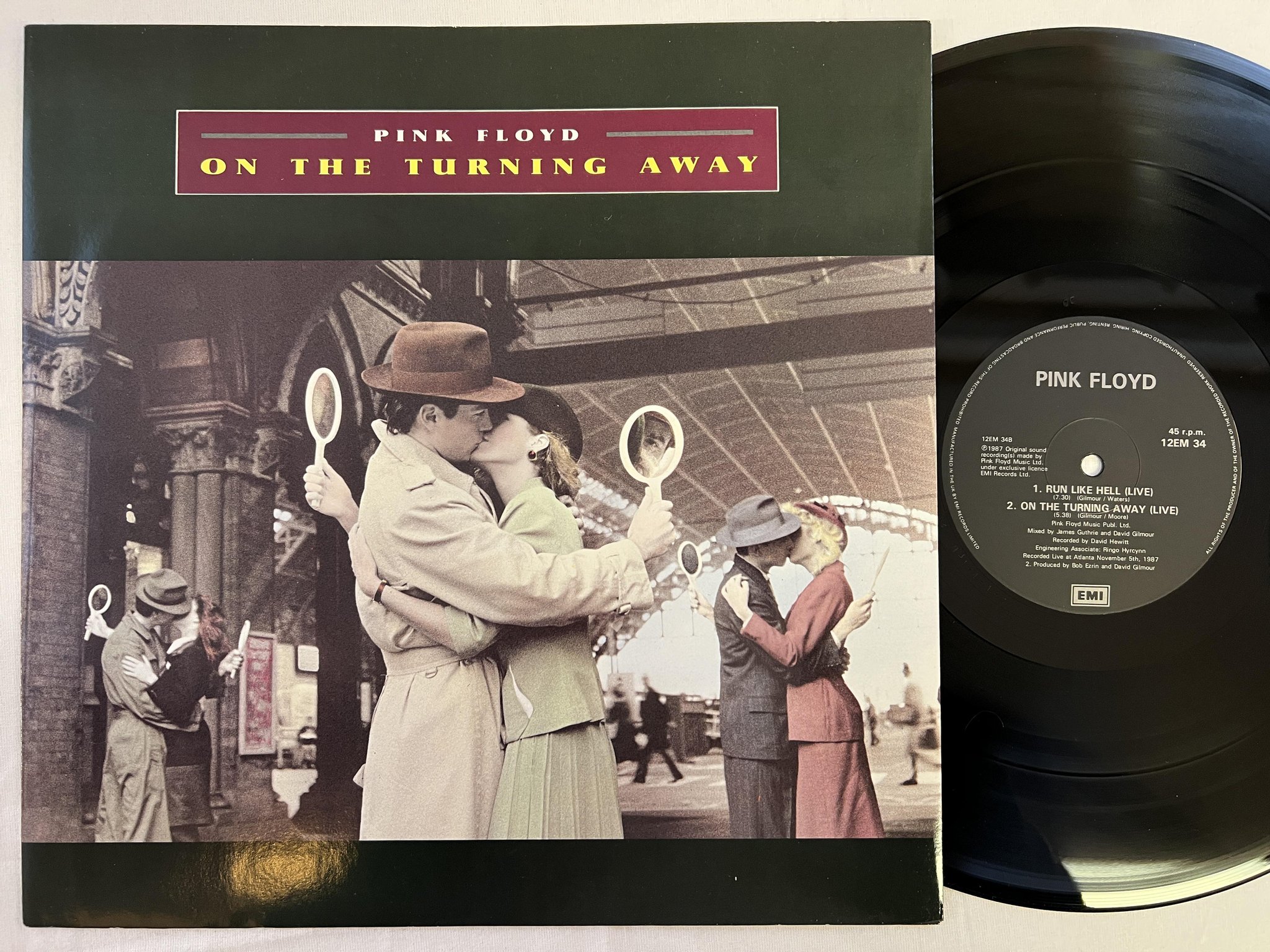 Omslagsbild för skivan PINK FLOYD On The Turning Away 12"single -87 UK emissions 12EM 34