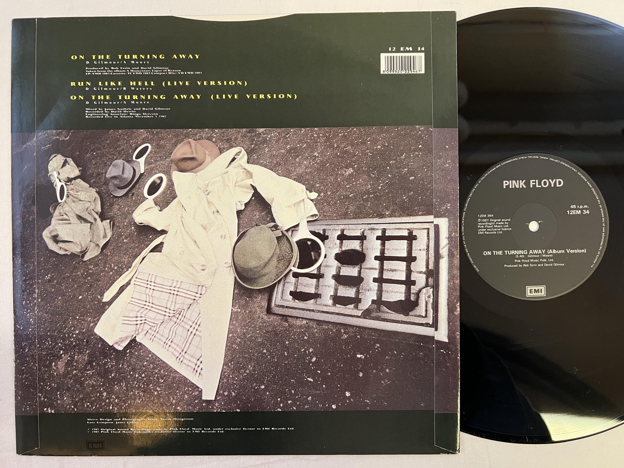 Omslagsbild för skivan PINK FLOYD On The Turning Away 12"single -87 UK emissions 12EM 34