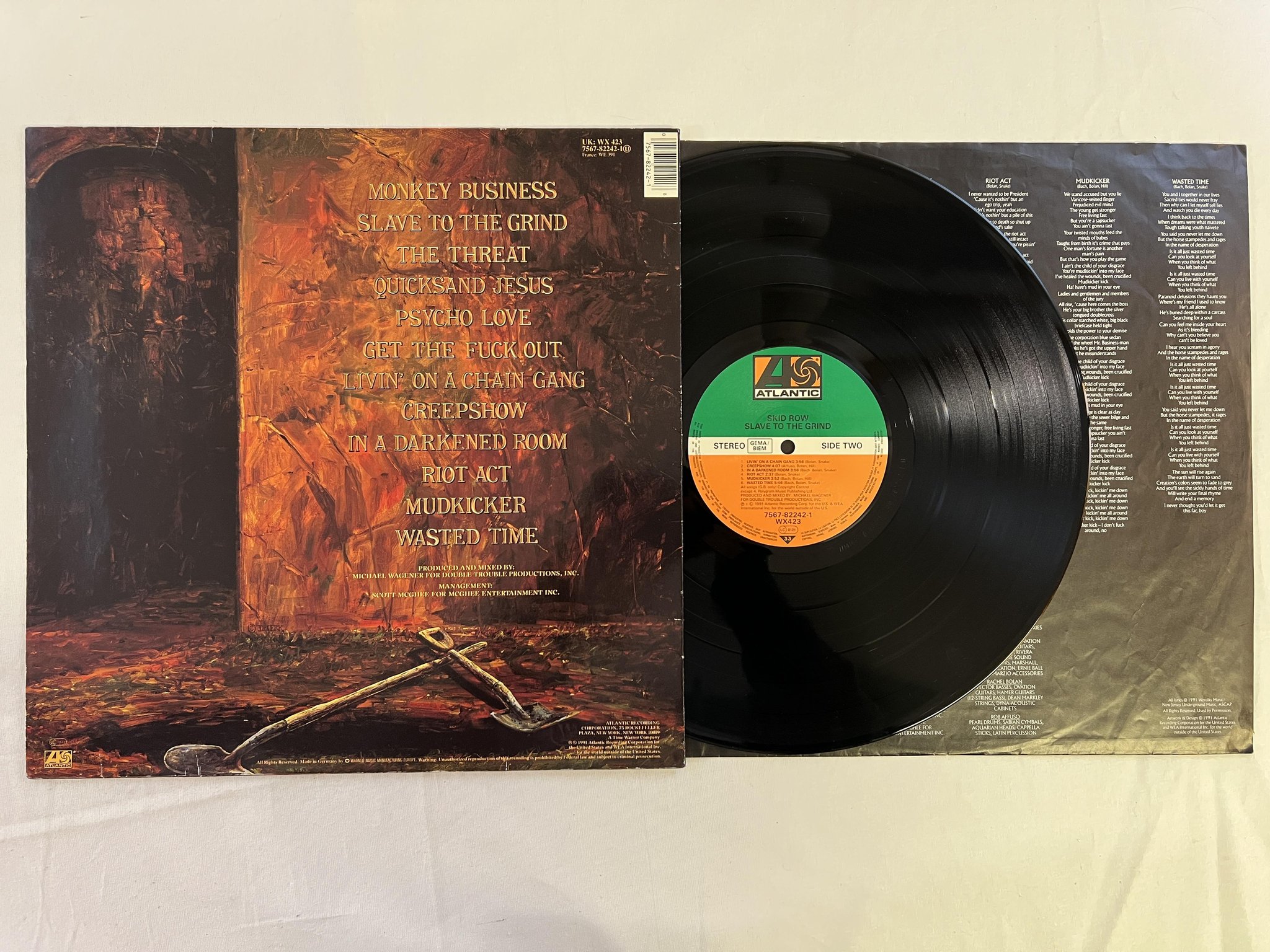 Omslagsbild för skivan SKID ROW slave to the grind LP -91 eu ATLANTIC 7567-82242-1