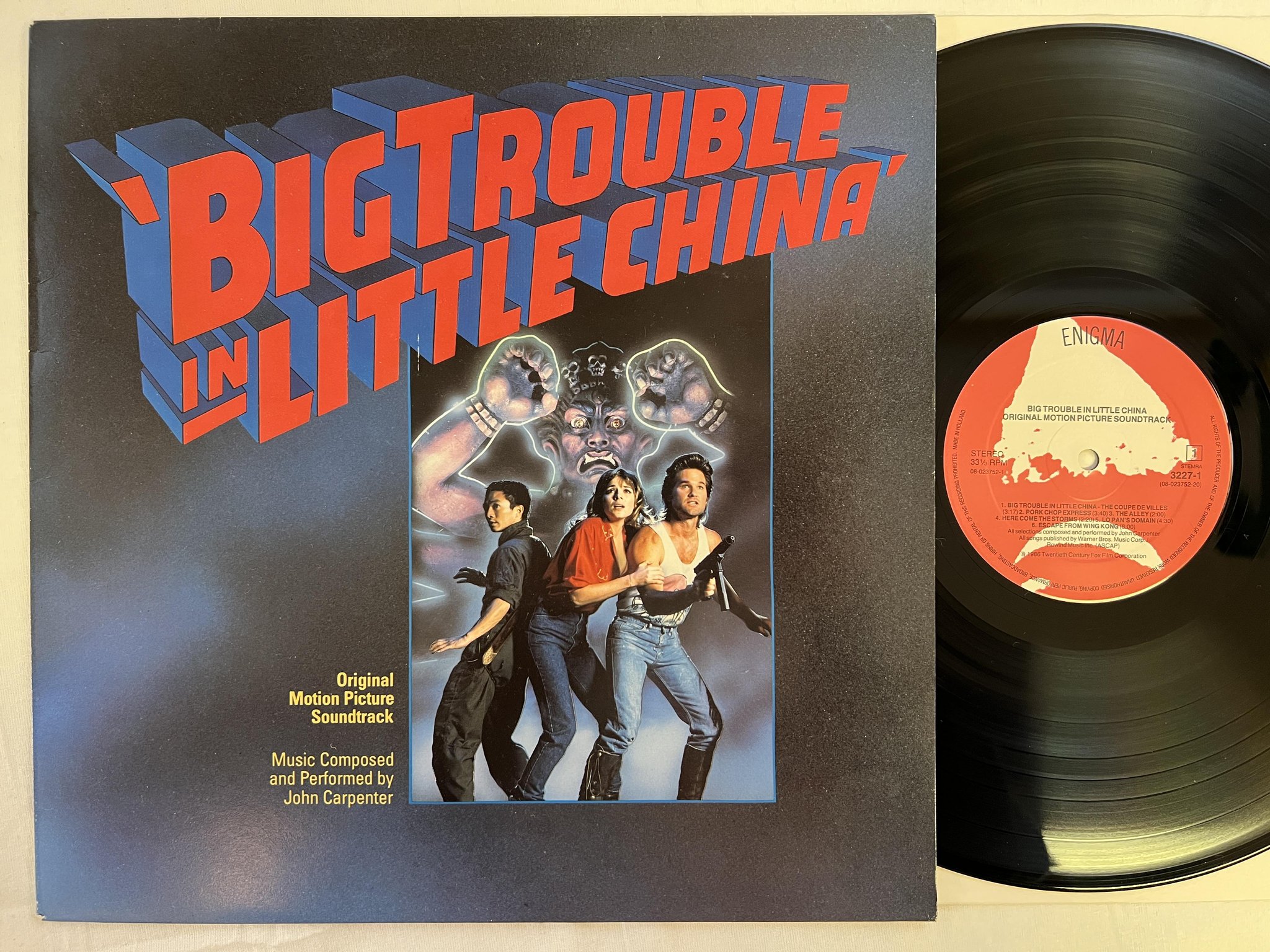 Omslagsbild för skivan JOHN CARPENTER Big trouble in Little China LP -86 eu ENIGMA 3227-1  soundtrack