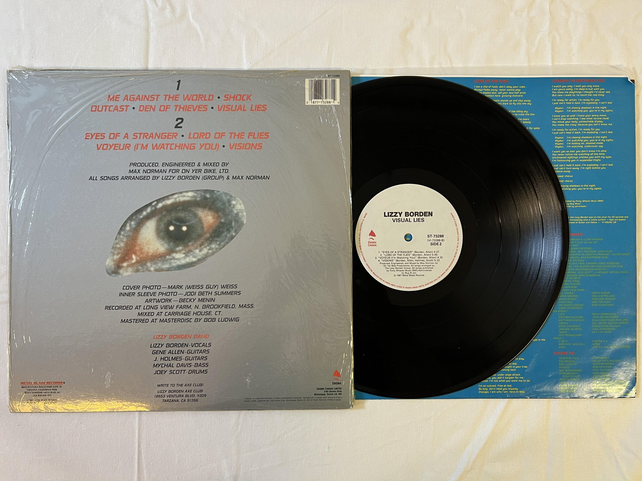Omslagsbild för skivan LIZZY BORDEN visual lies LP -87 Can ENIGMA CANADA ST 73288