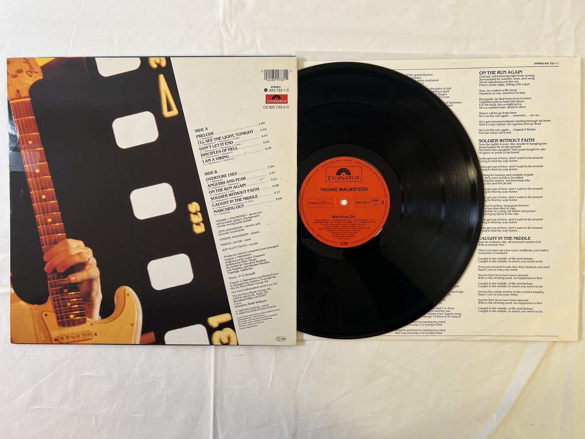 Omslagsbild för skivan YNGWIE J MALMSTEEN marching out LP -85 Ger POLYDOR 825733-1