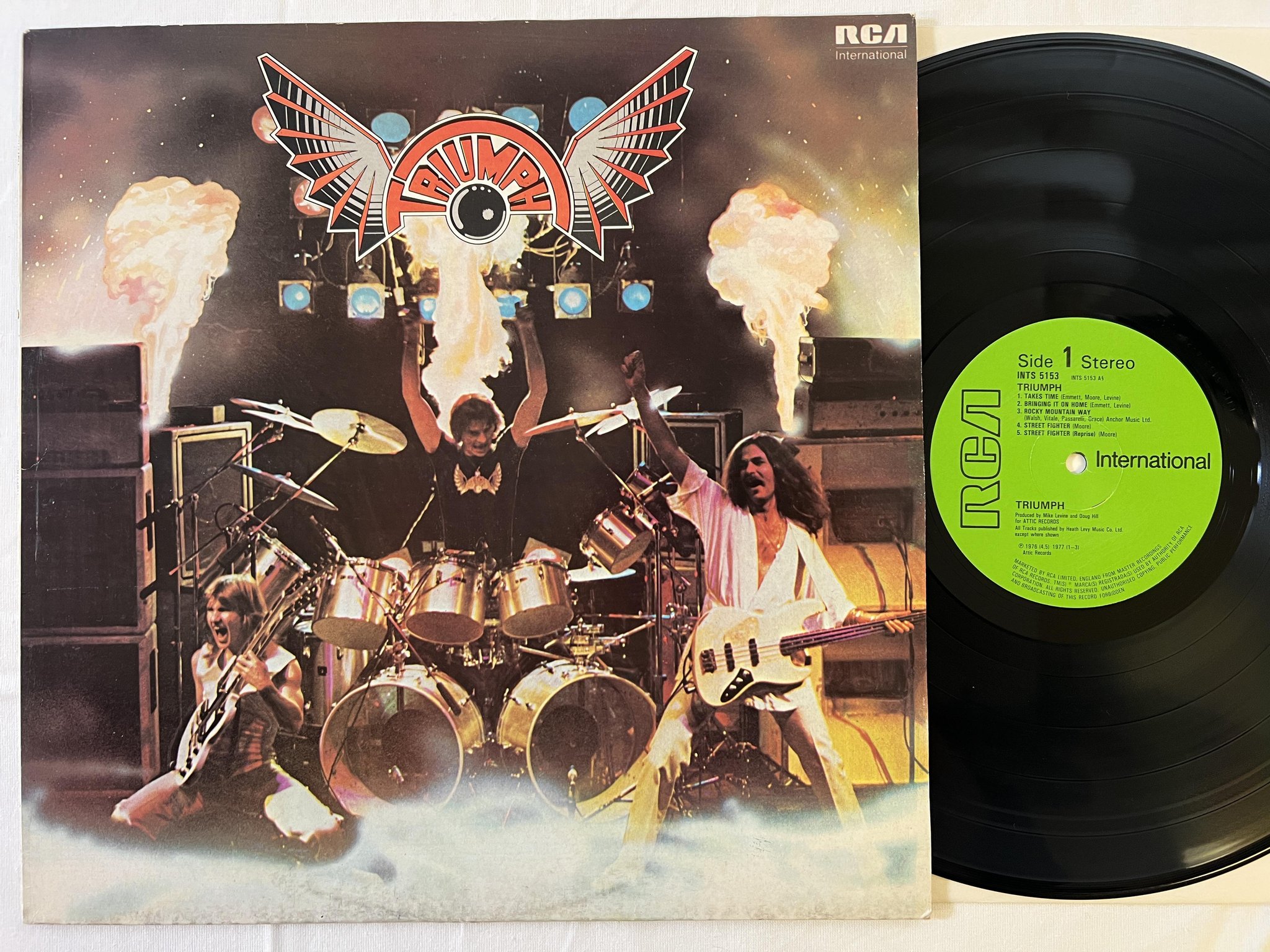 Omslagsbild för skivan TRIUMPH s/t LP -81 UK RCA INTERNATIONAL INTS 5153