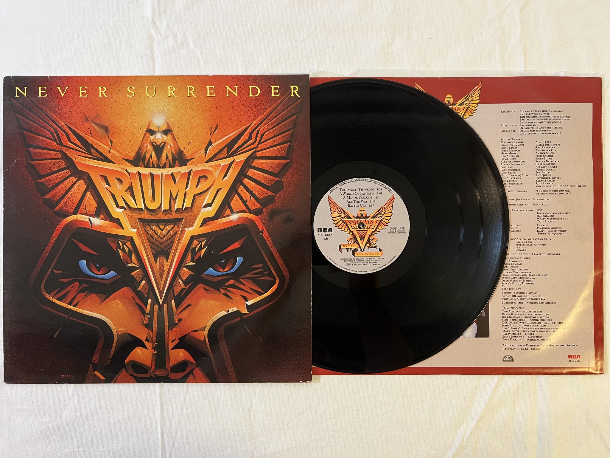 Omslagsbild för skivan TRIUMPH Never Surrender LP -83 ncb RCA AFL1-4382