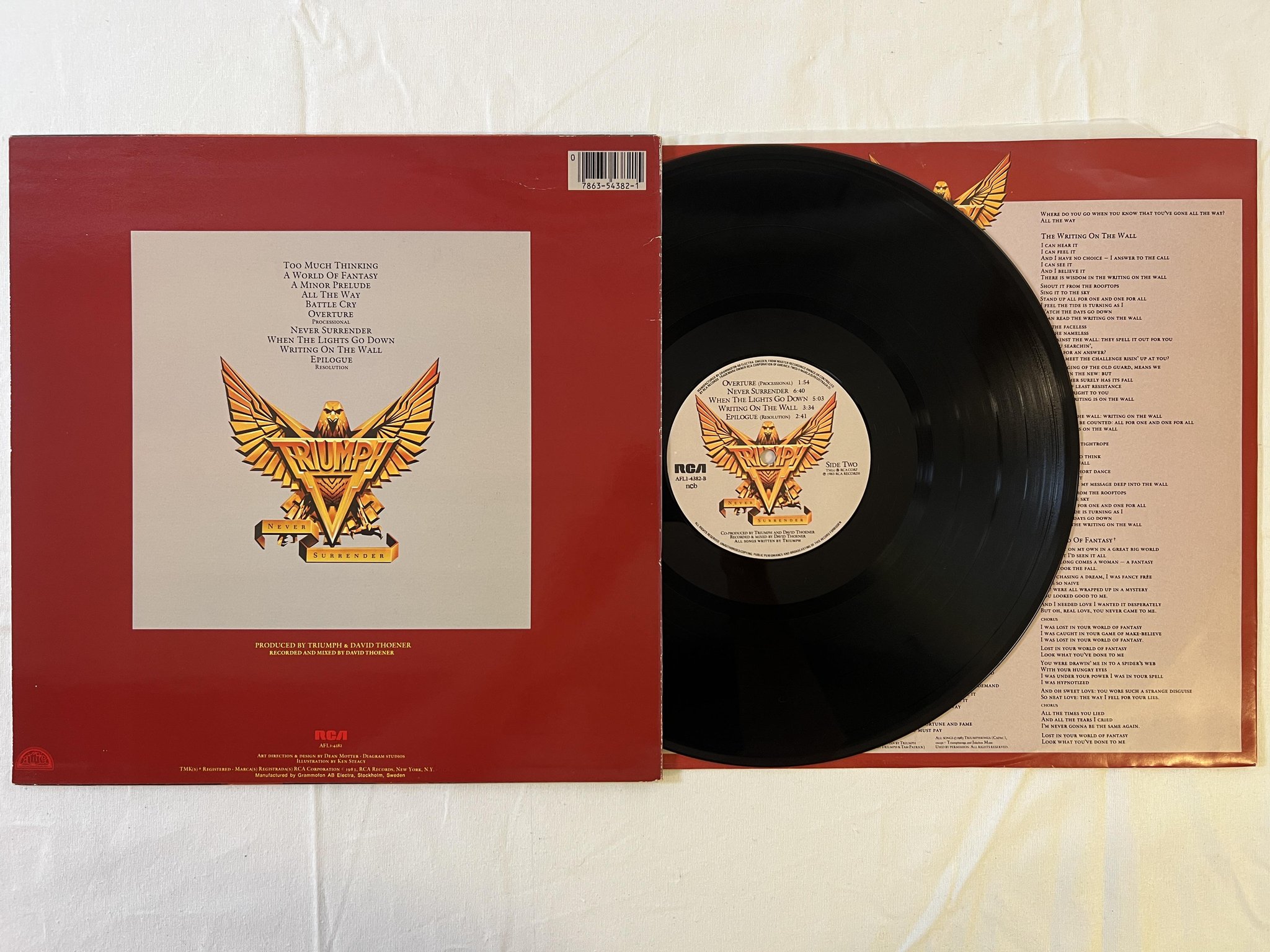 Omslagsbild för skivan TRIUMPH Never Surrender LP -83 ncb RCA AFL1-4382