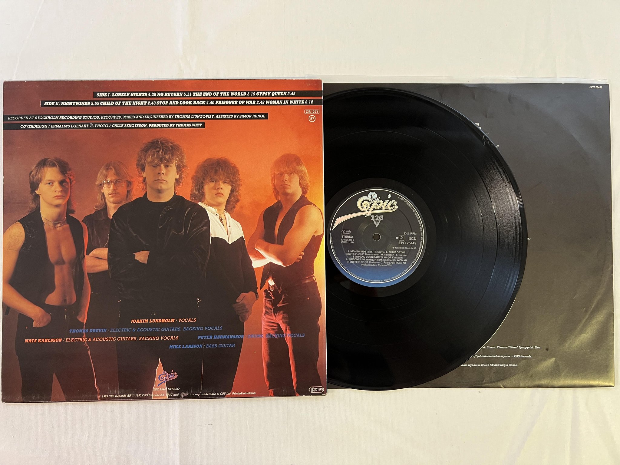 Omslagsbild för skivan 220V s/t LP -83 ncb EPIC 25449