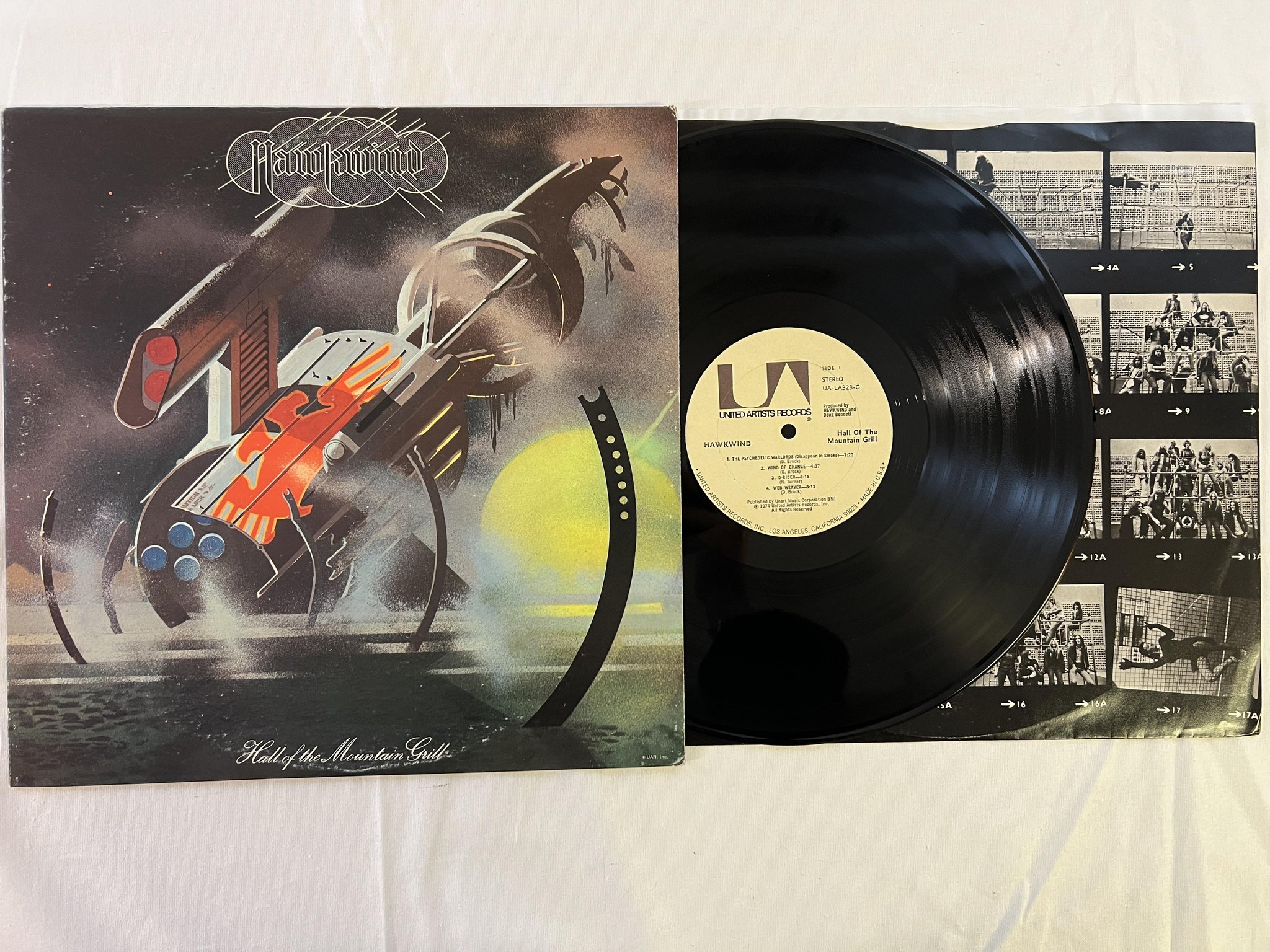 Omslagsbild för skivan HAWKWIND hall of the mountain grill LP -74 US UNITED ARTISTS UA-LA328-G
