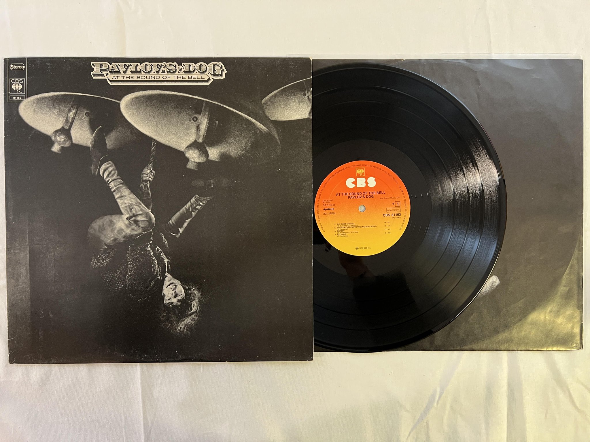 Omslagsbild för skivan PAVLOV'S DOG at the sound of the bell LP -76 ncb CBS 81163