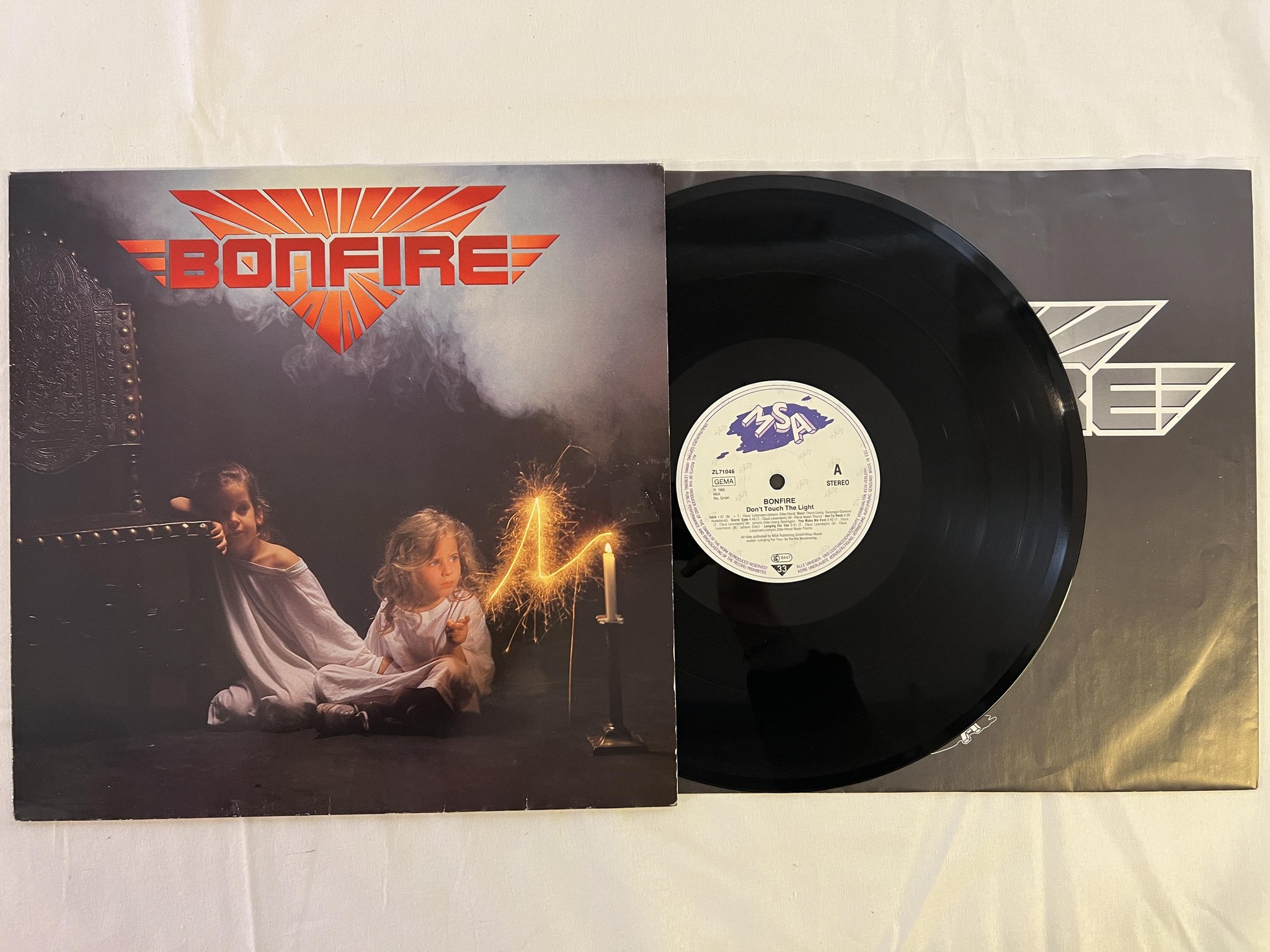Omslagsbild för skivan BONFIRE don't touch the light LP -86 Ger MSA ZL71046
