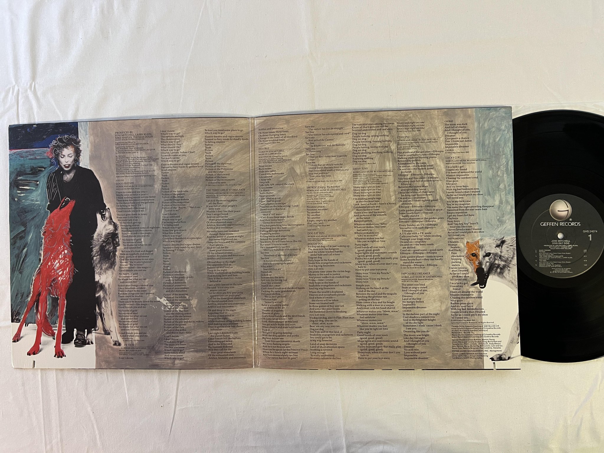 Omslagsbild för skivan JONI MITCHELL dog eat dog LP -85 US GEFFEN GHS 24074