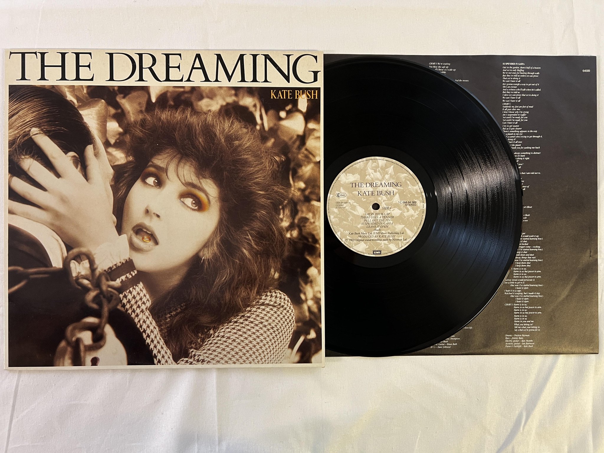 Omslagsbild för skivan KATE BUSH the dreaming LP -82 EEC emi 1c 064-64589