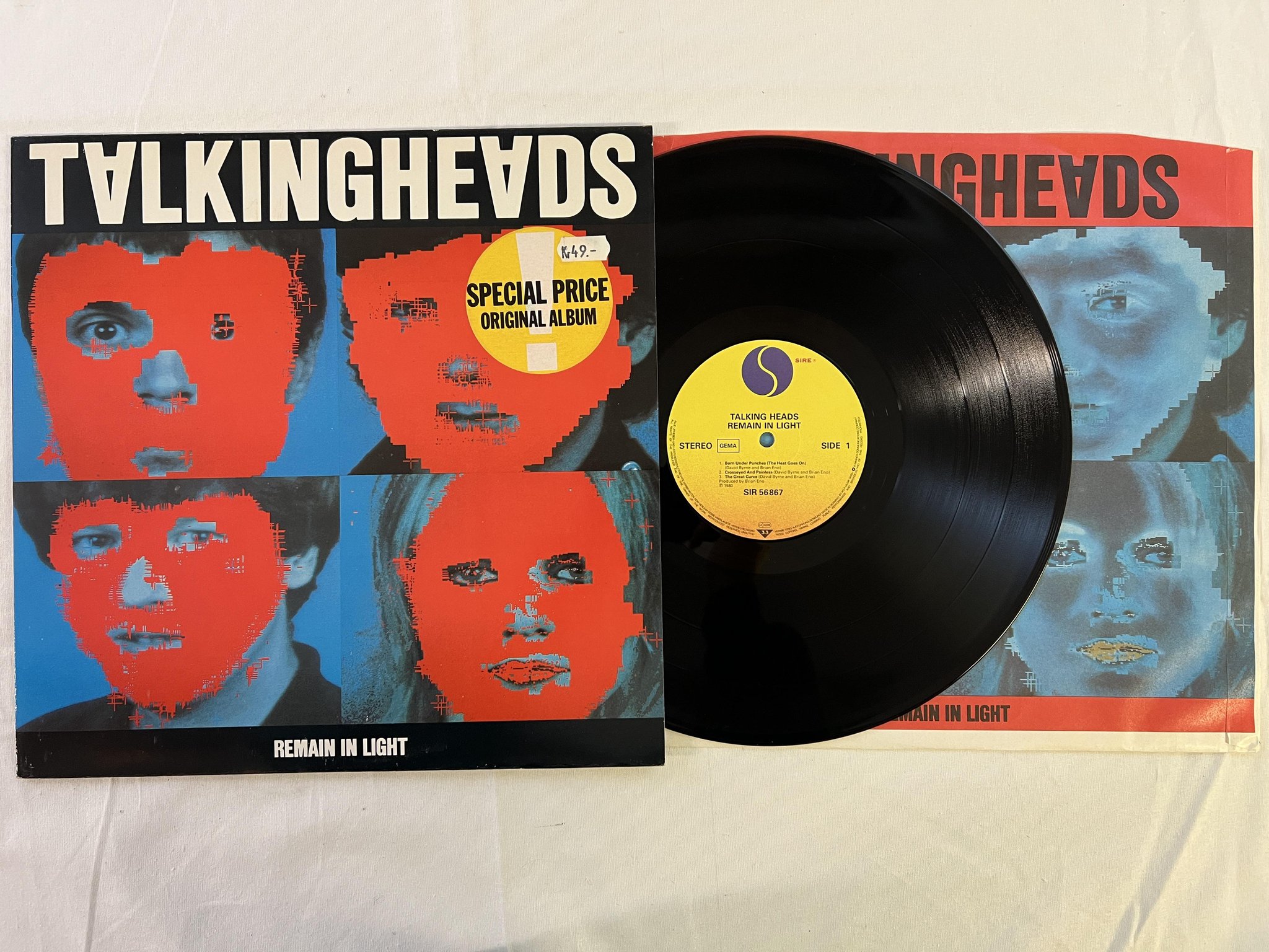 Omslagsbild för skivan TALKING HEADS remain in light LP Ger SIRE SIR 56867