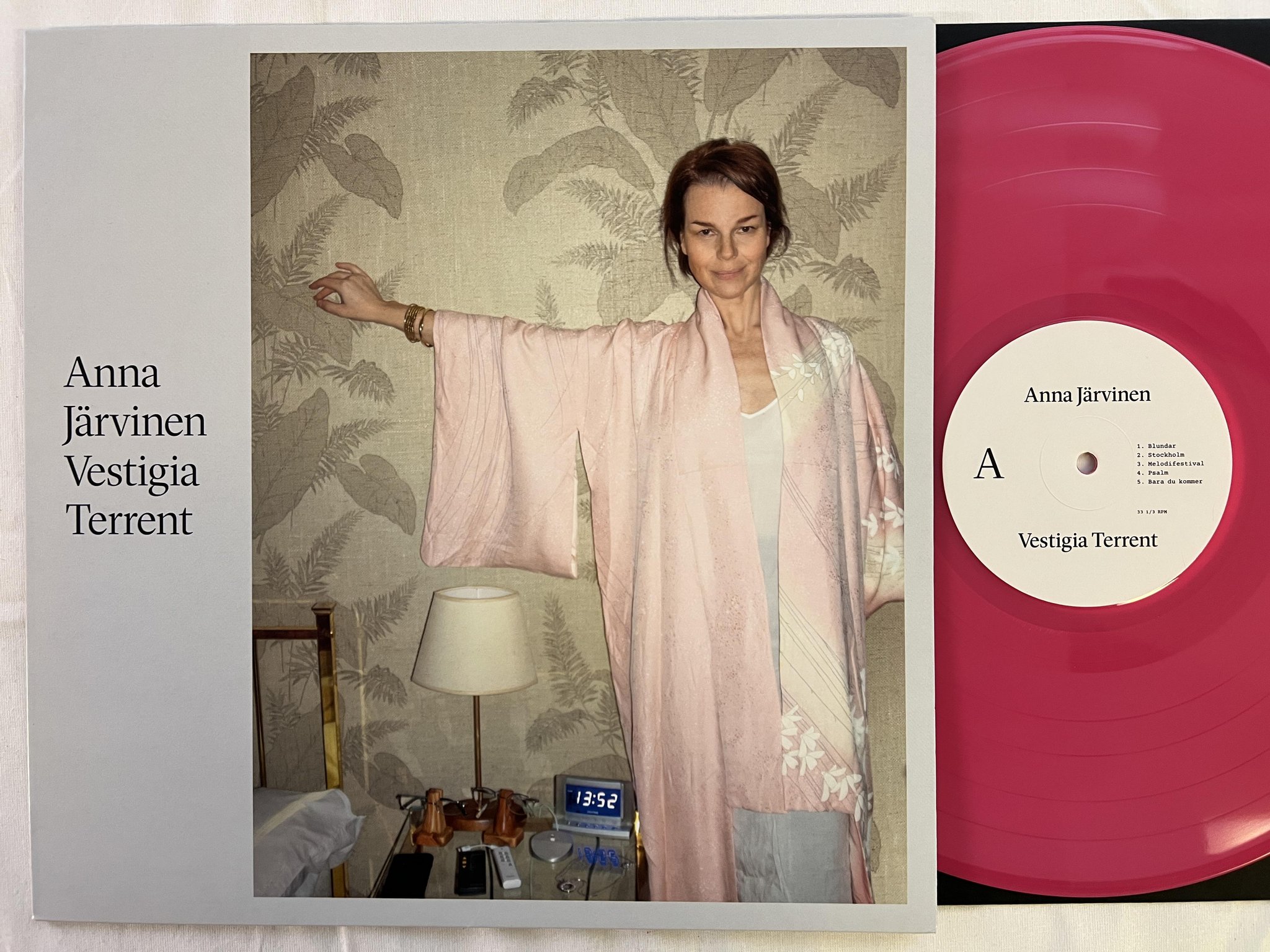 Omslagsbild för skivan ANNA JÄRVINEN Vestigia Terrent LP 2020 sing a song fighter SASF040 pink vinyl