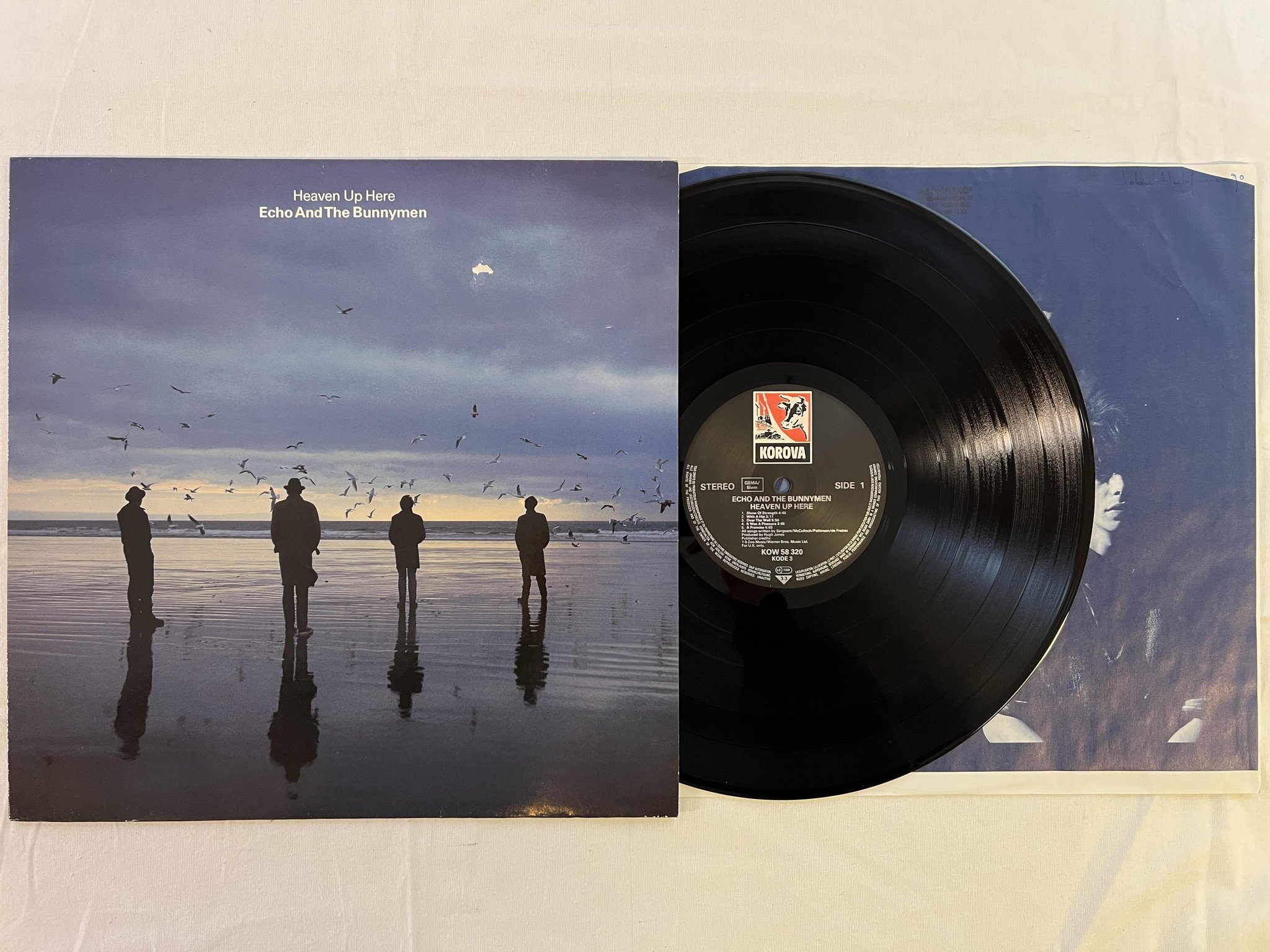 Omslagsbild för skivan ECHO AND THE BUNNYMEN heaven up here LP -81 Ger KOROVA KOW 58 320