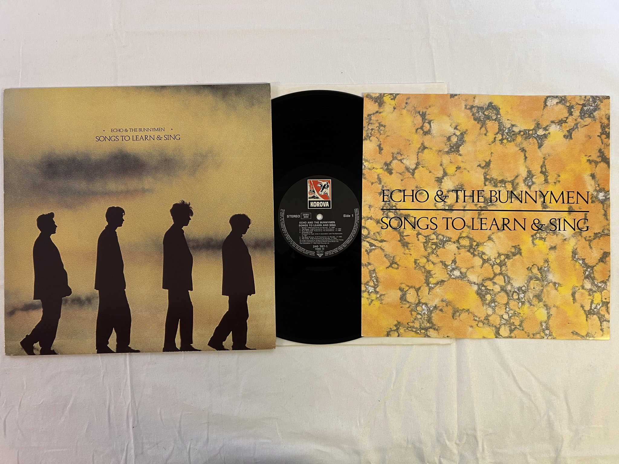 Omslagsbild för skivan ECHO AND THE BUNNYMEN songs to learn and sing LP -85 Ger KOROVA 240767-1