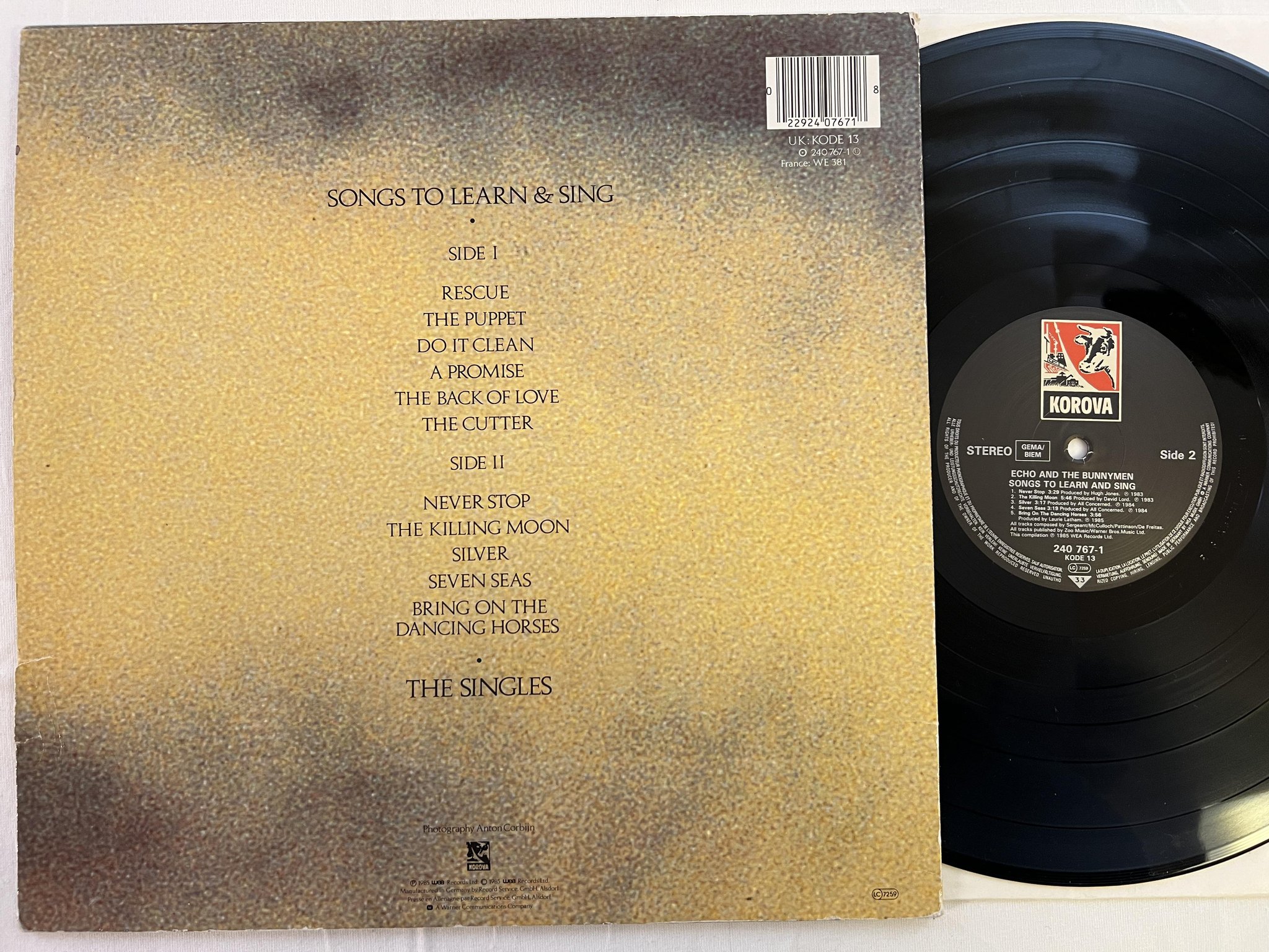 Omslagsbild för skivan ECHO AND THE BUNNYMEN songs to learn and sing LP -85 Ger KOROVA 240767-1