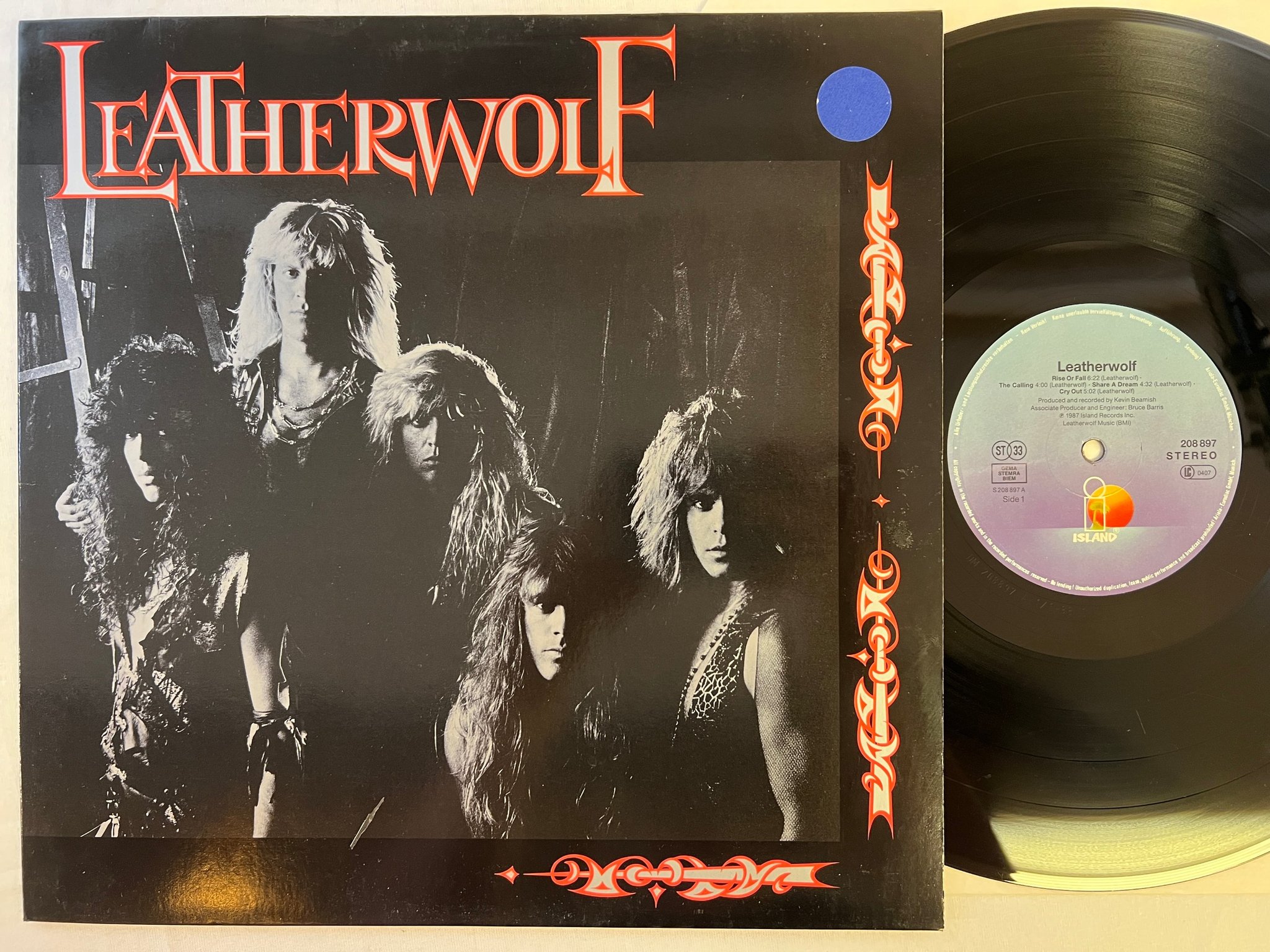 Omslagsbild för skivan LEATHERWOLF s/t LP -88 ISLAND 208 897