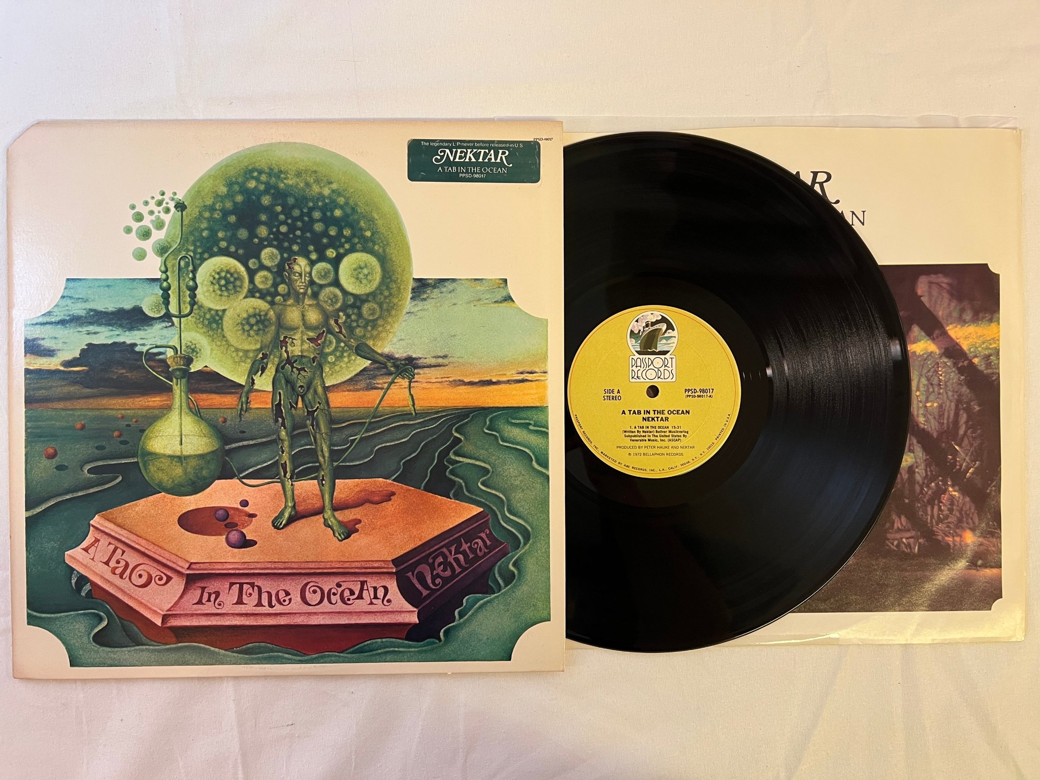 Omslagsbild för skivan NEKTAR a tab in the ocean LP -72 US PASSPORT PPSD 98017