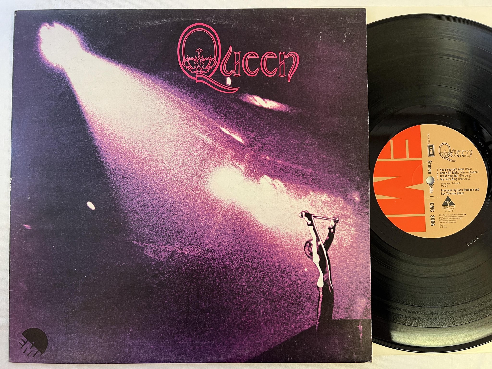 Omslagsbild för skivan QUEEN s/t LP -73 UK EMI EMC 3006