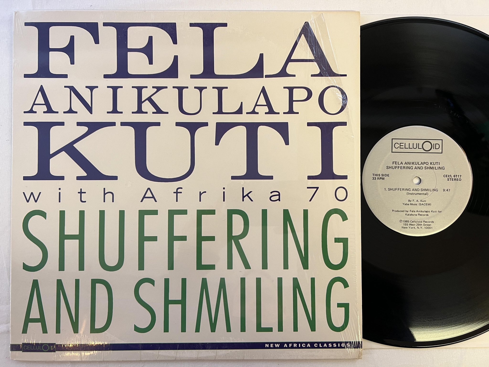 Omslagsbild för skivan FELA ANIKULAPO KUTI shuffering and shmiling LP -85 US CELLULOID CELL 6117  