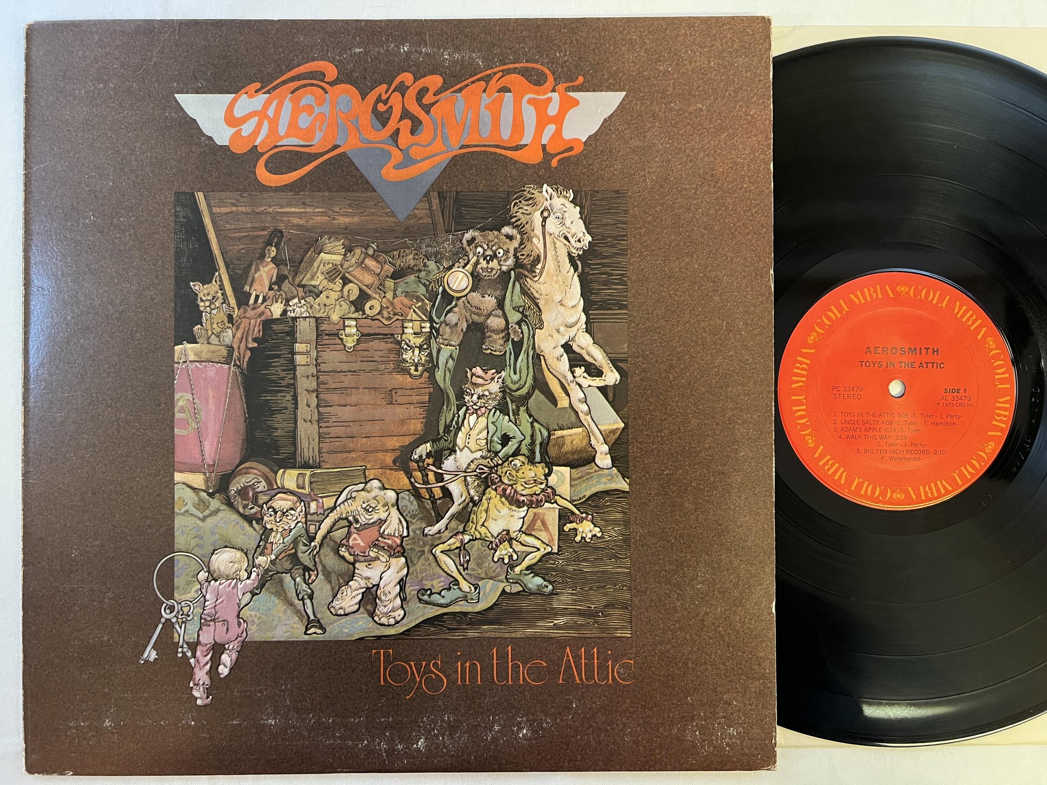 Omslagsbild för skivan AEROSMITH toys in the attic LP -75 US columbia PC 33479