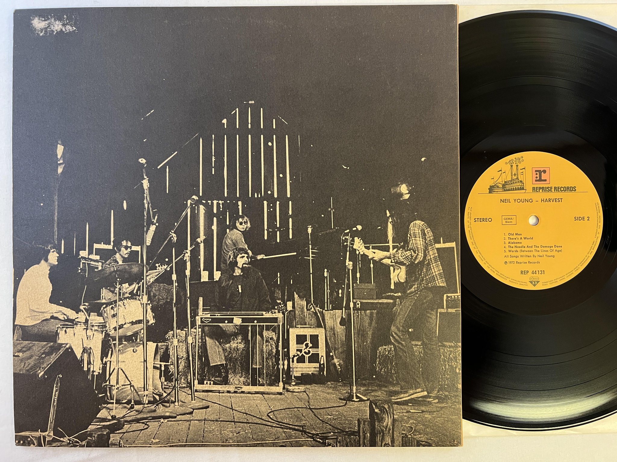 Omslagsbild för skivan NEIL YOUNG harvest LP re Ger REPRISE REP 44131