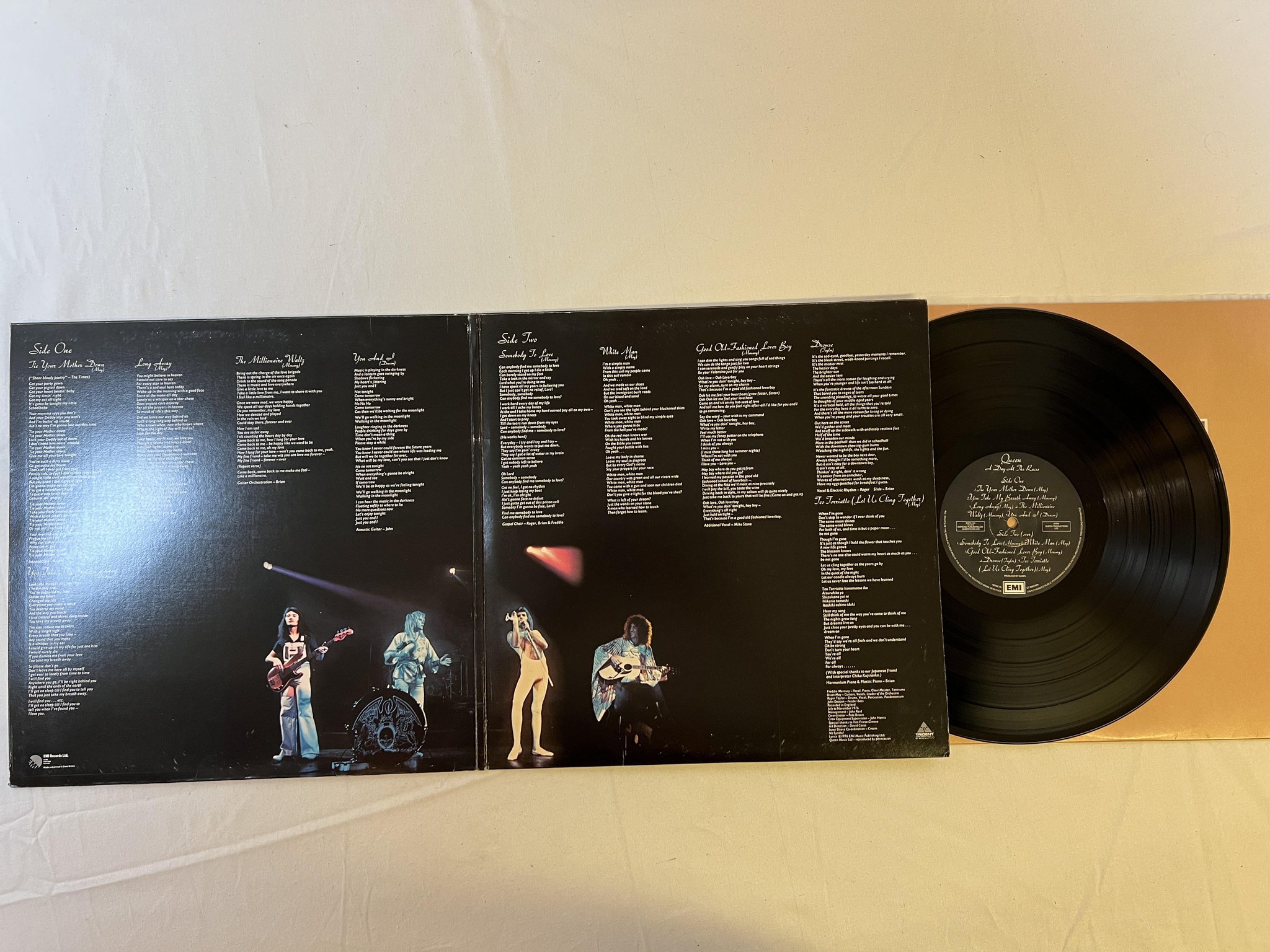 Omslagsbild för skivan QUEEN a day at the races LP -76 UK EMI EMTC 104