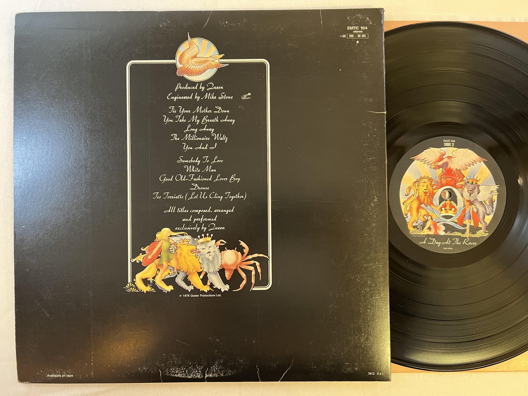 Omslagsbild för skivan QUEEN a day at the races LP -76 UK EMI EMTC 104
