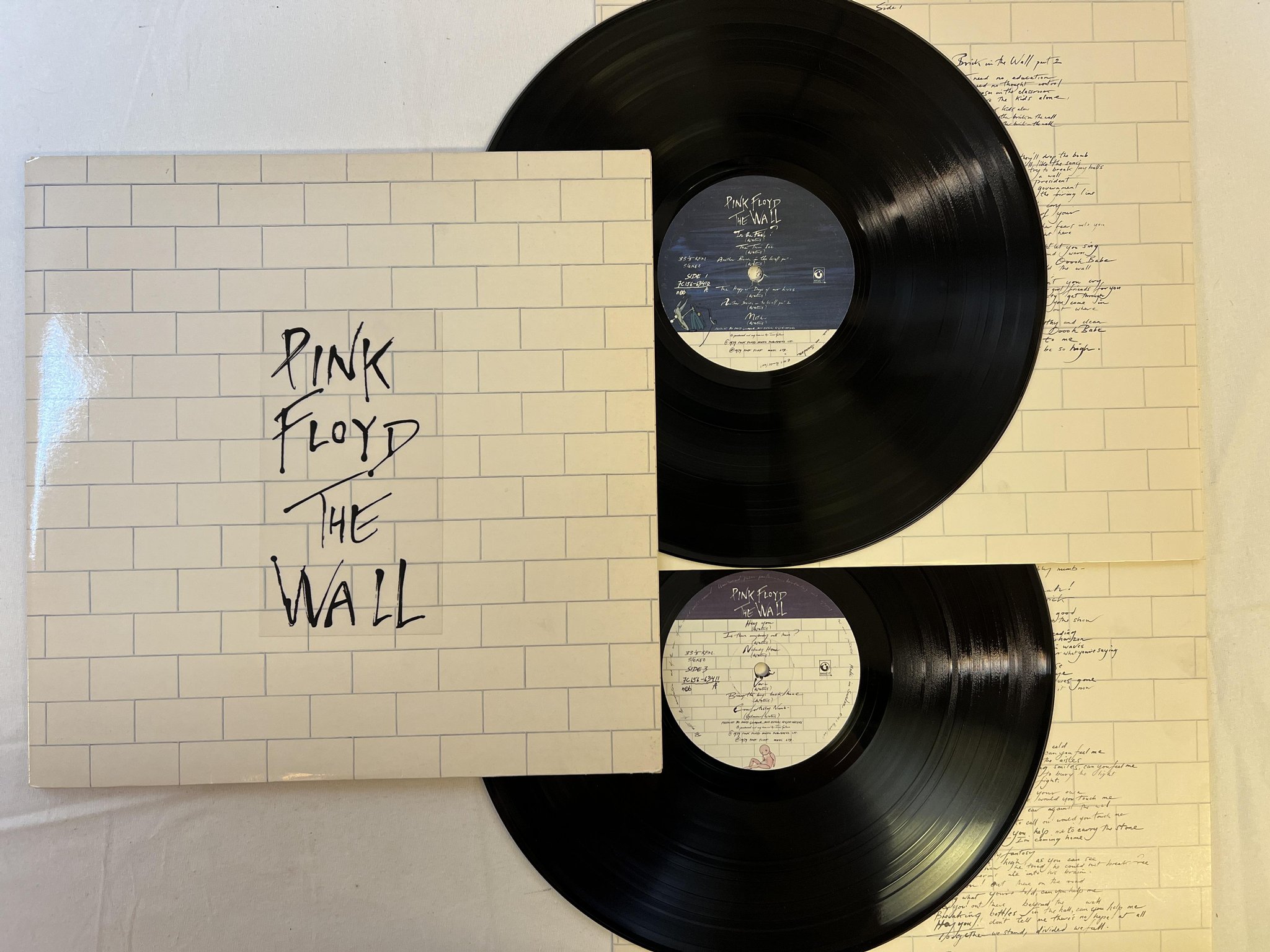 Omslagsbild för skivan PINK FLOYD the wall  2xLP -79 ncb HARVEST 7C 156-63411