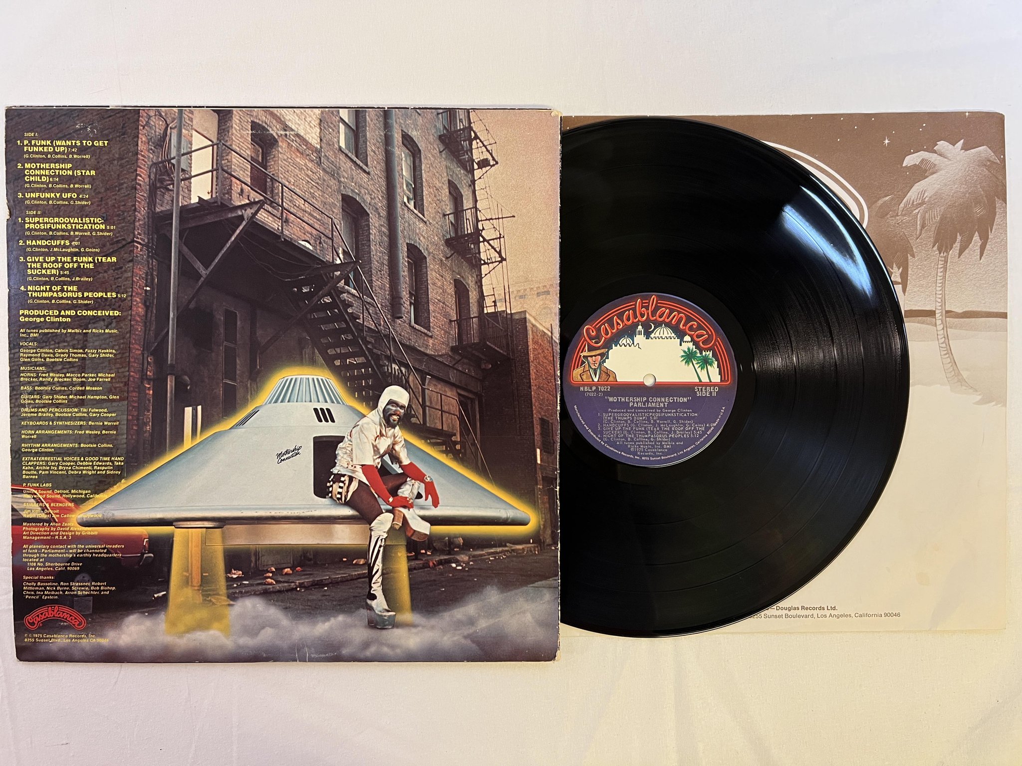 Omslagsbild för skivan PARLIAMENT mothership connection LP -75 US CASABLANCA NBLP 7022 ** P FUNK **