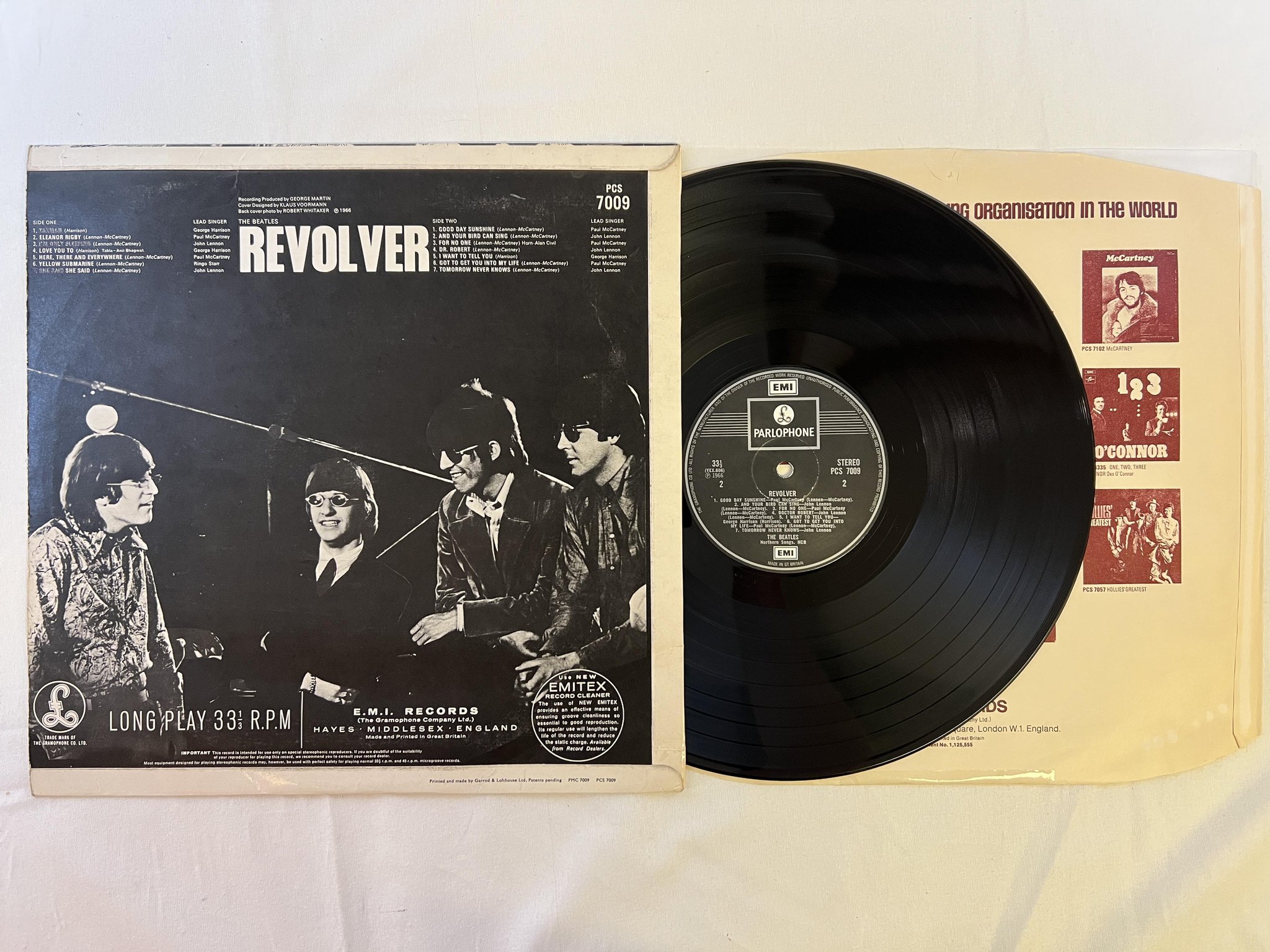 Omslagsbild för skivan THE BEATLES revolver LP re UK EMI / PARLOPHONE PCS 7009