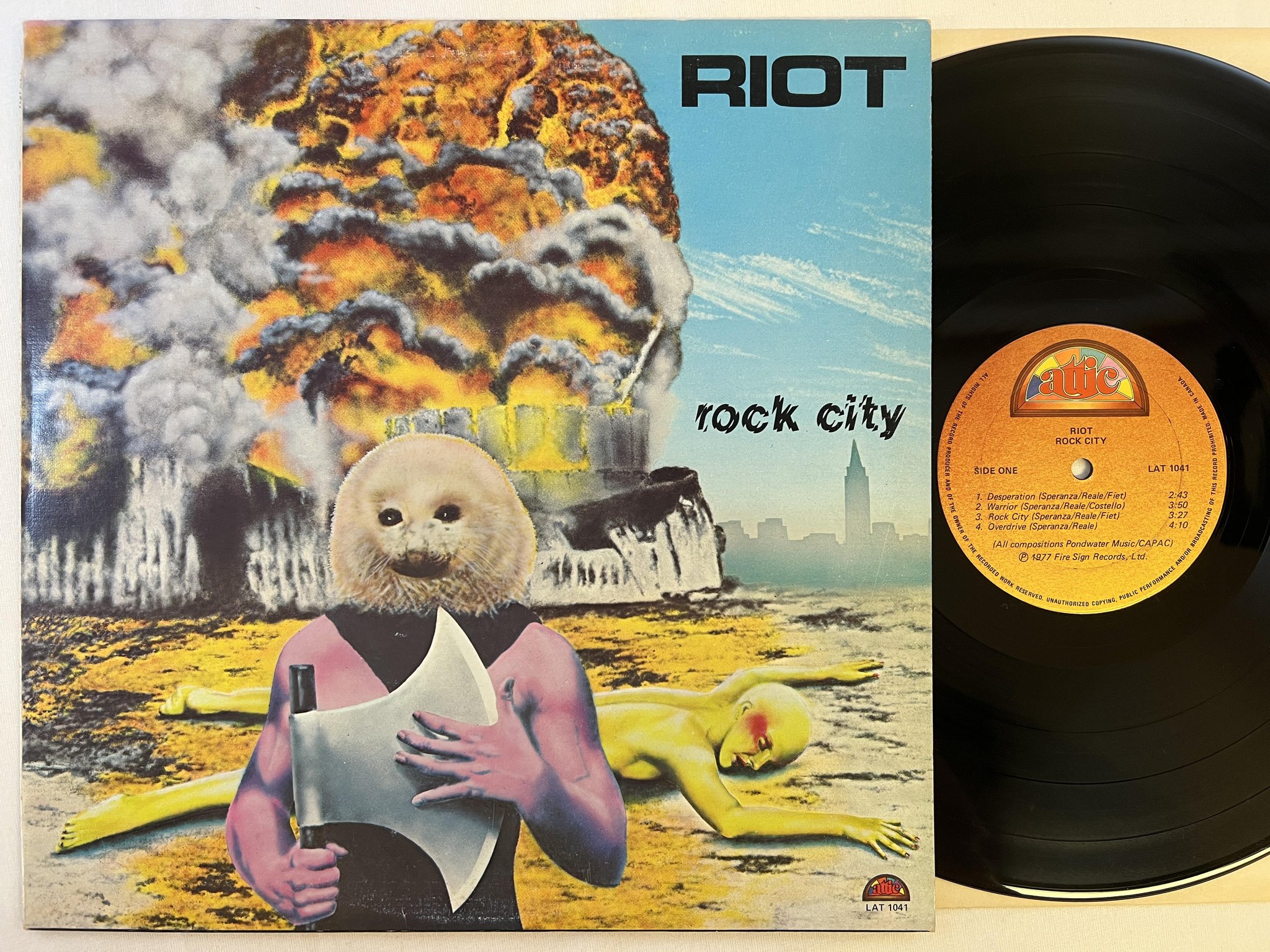 Omslagsbild för skivan RIOT rock city LP -77 Can ATTIC LAT 1041
