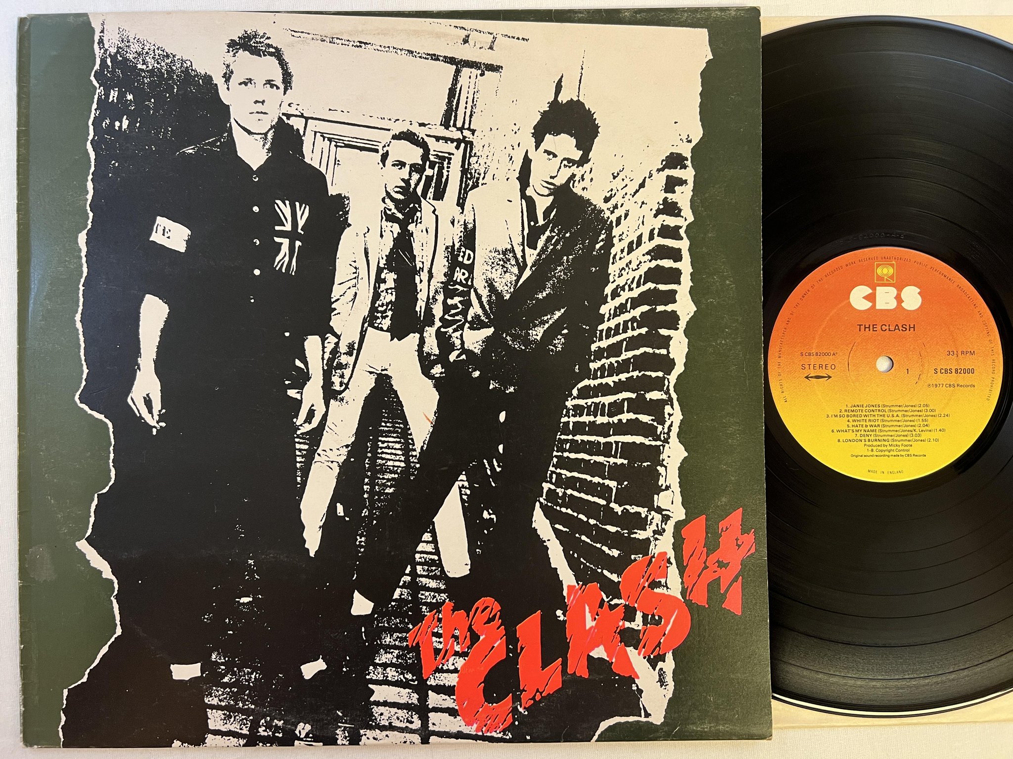 Omslagsbild för skivan THE CLASH s/t LP -77 UK CBS S CBS 82000 