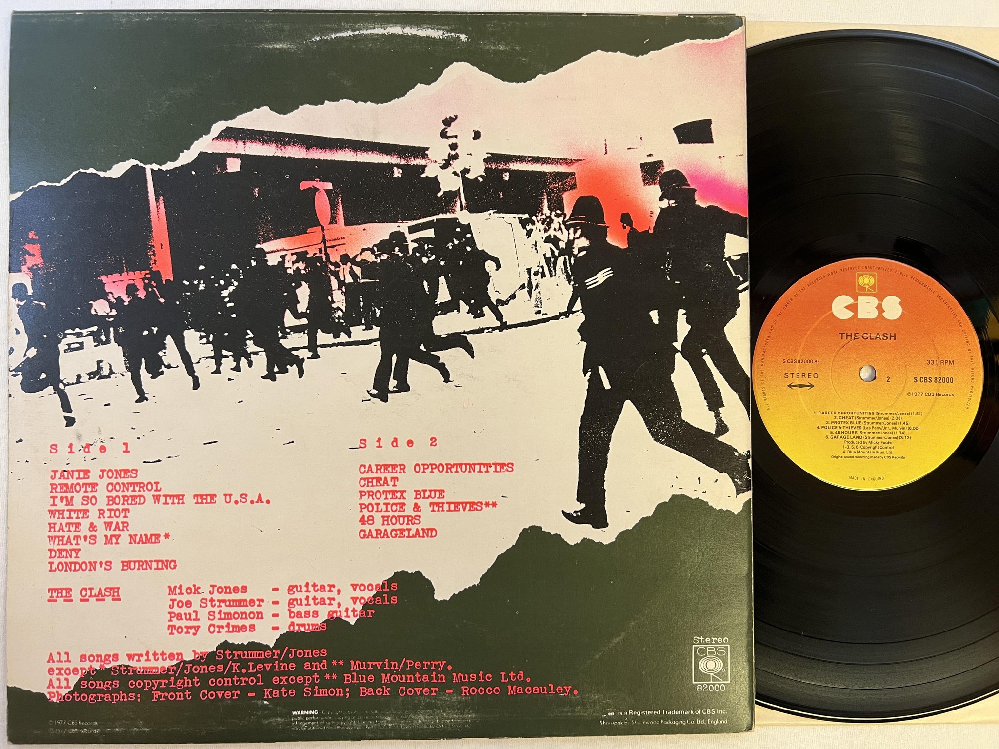 Omslagsbild för skivan THE CLASH s/t LP -77 UK CBS S CBS 82000 