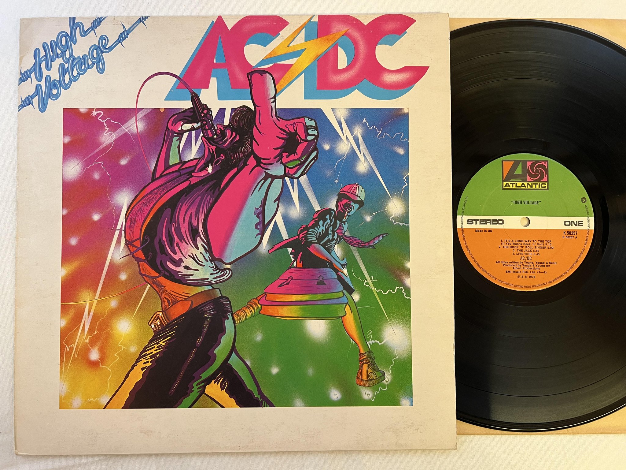 Omslagsbild för skivan AC/DC high voltage LP -76 UK ATLANTIC K 50257