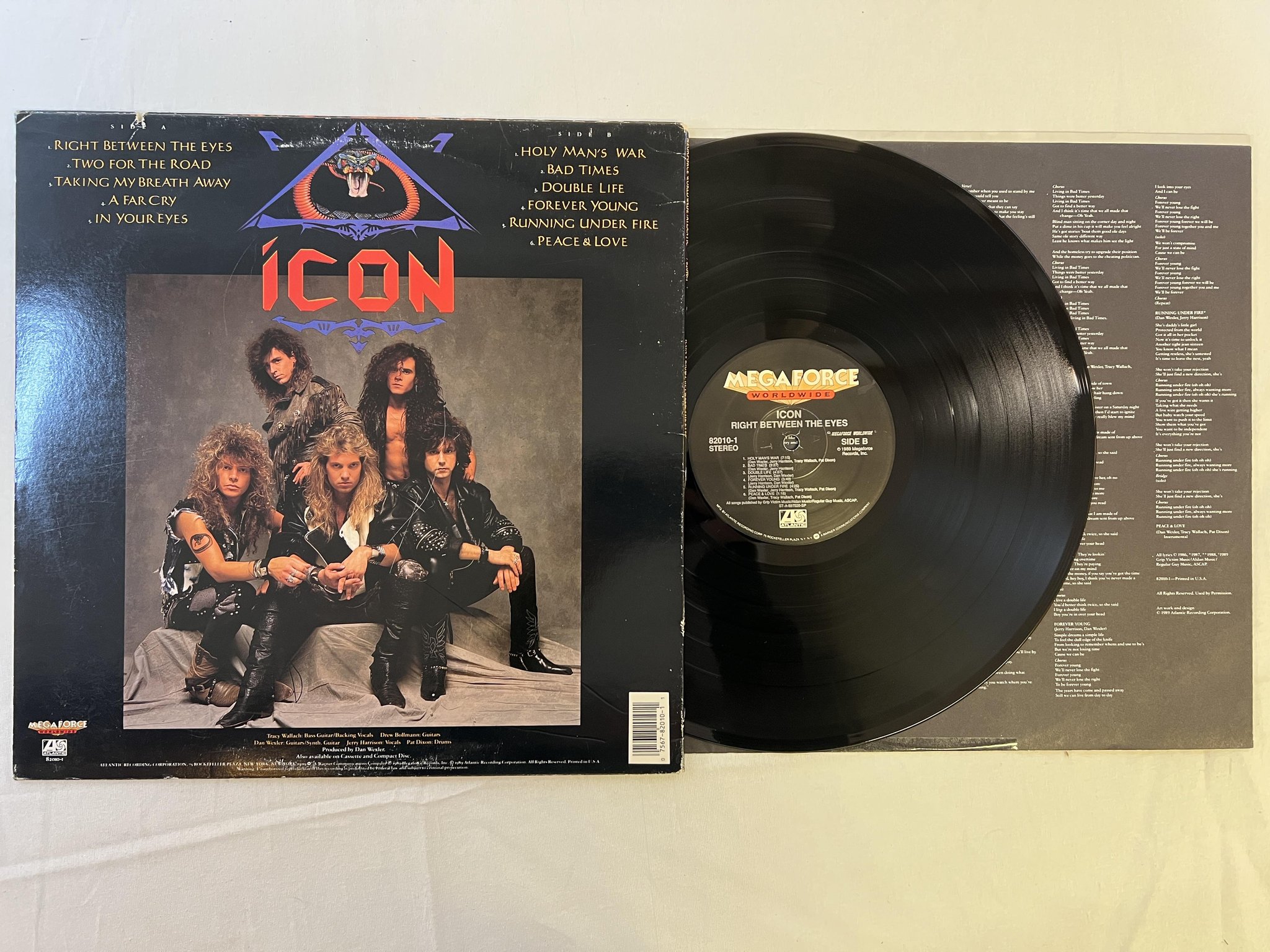 Omslagsbild för skivan ICON right between the eyes LP -89 US MEGA FORCE 82010-1