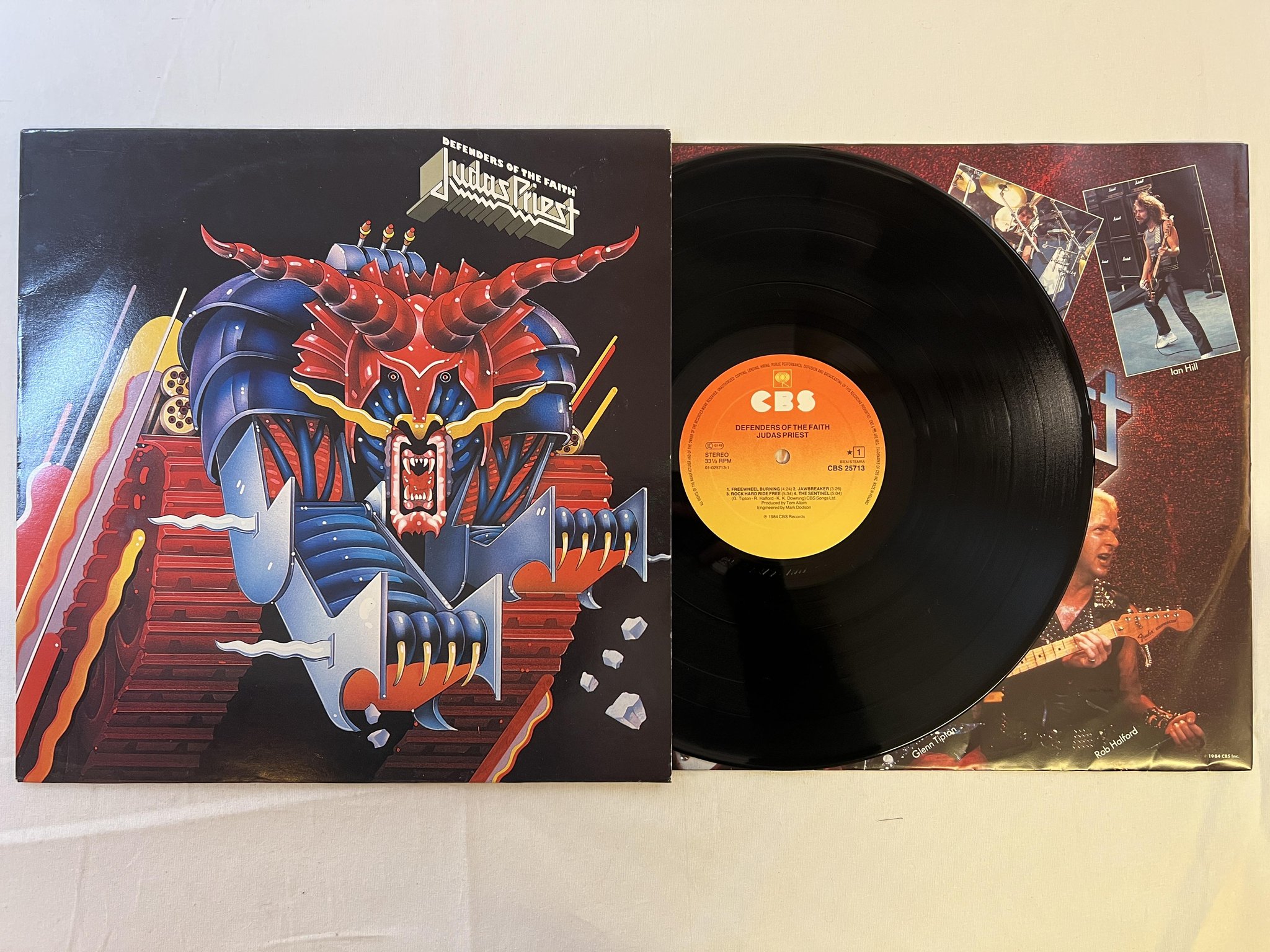 Omslagsbild för skivan JUDAS PRIEST defenders of the faith LP -84 Hol CBS 25713