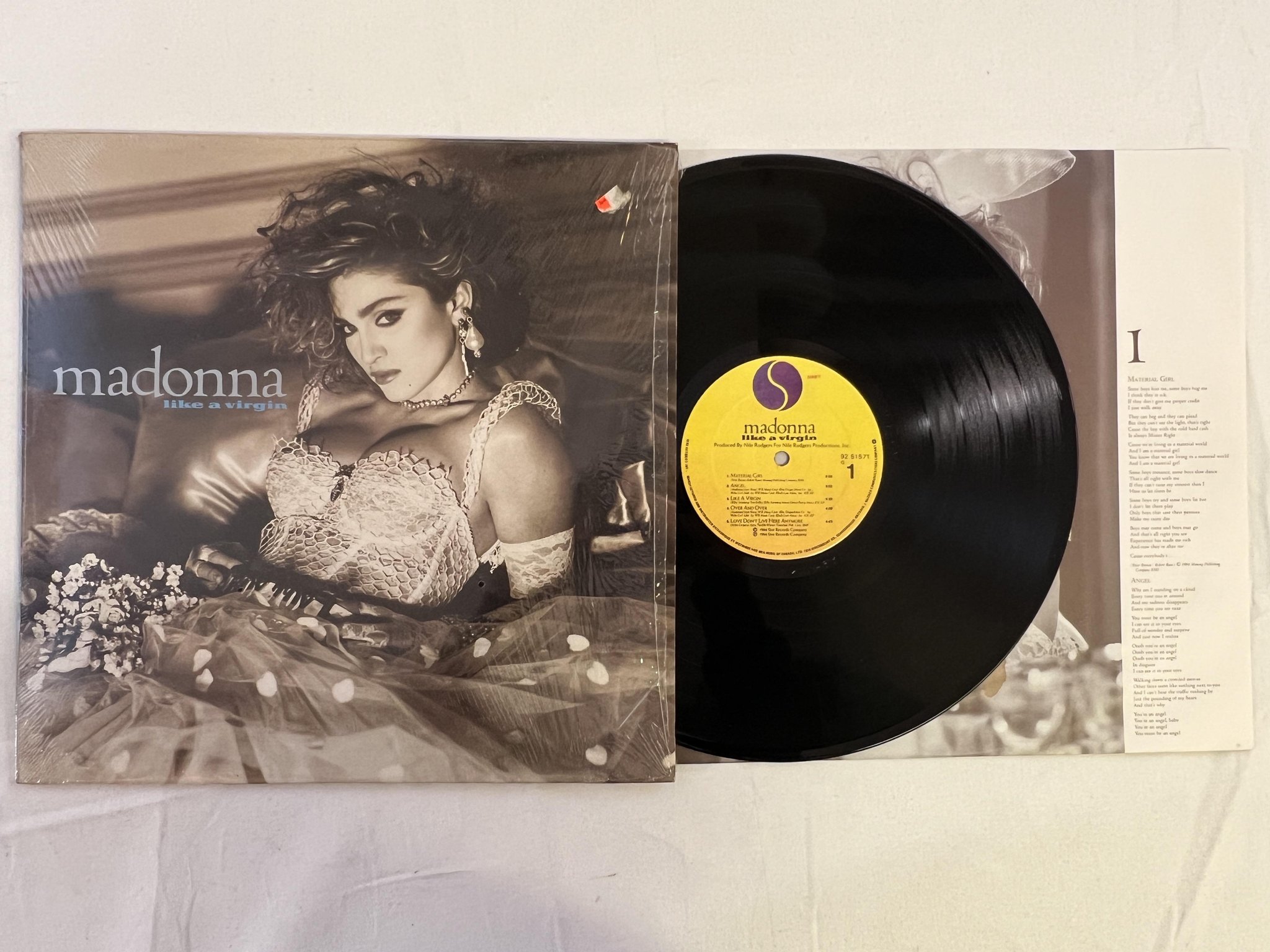 Omslagsbild för skivan MADONNA like a virgin LP -84 Can SIRE 9251571
