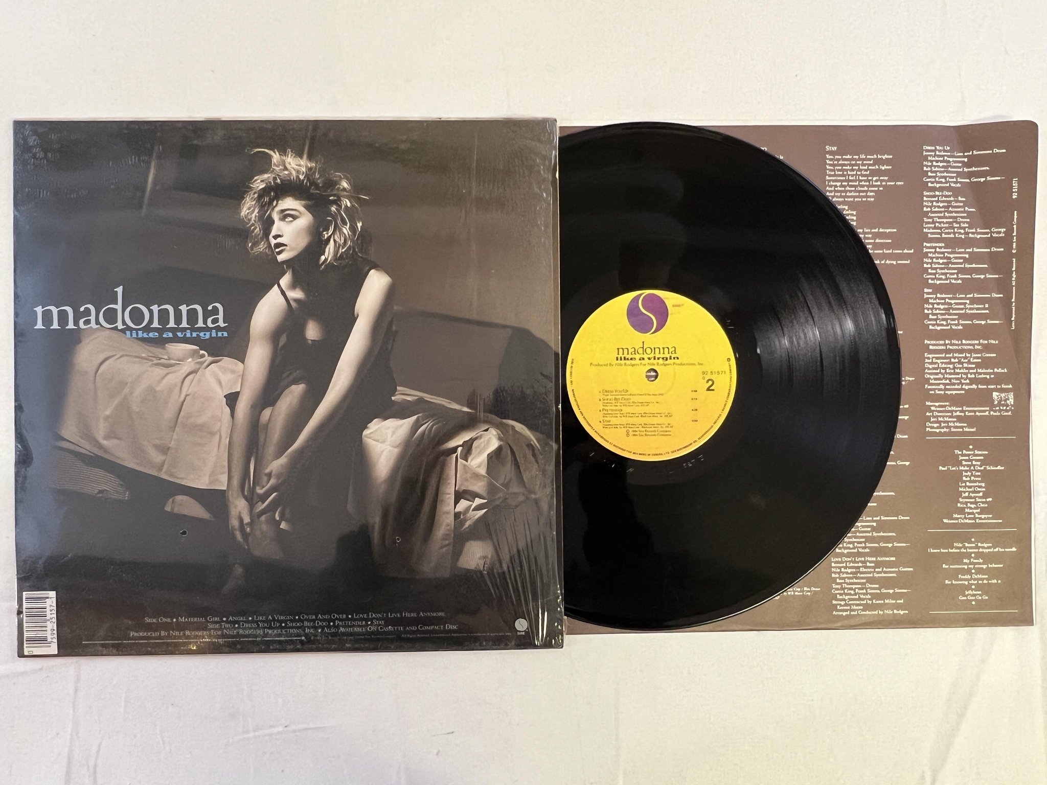 Omslagsbild för skivan MADONNA like a virgin LP -84 Can SIRE 9251571