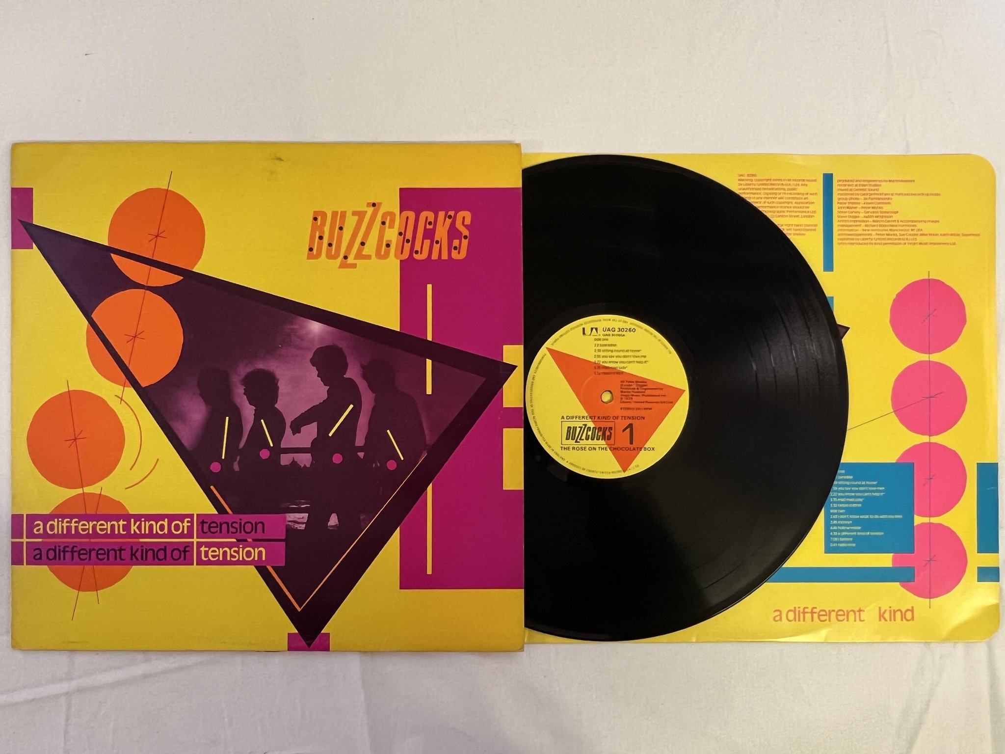 Omslagsbild för skivan BUZZCOCKS a different kind of tension LP -79 UK UNITED ARTISTS UAG 30260