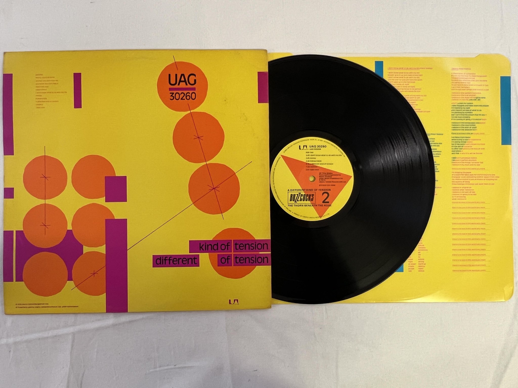 Omslagsbild för skivan BUZZCOCKS a different kind of tension LP -79 UK UNITED ARTISTS UAG 30260