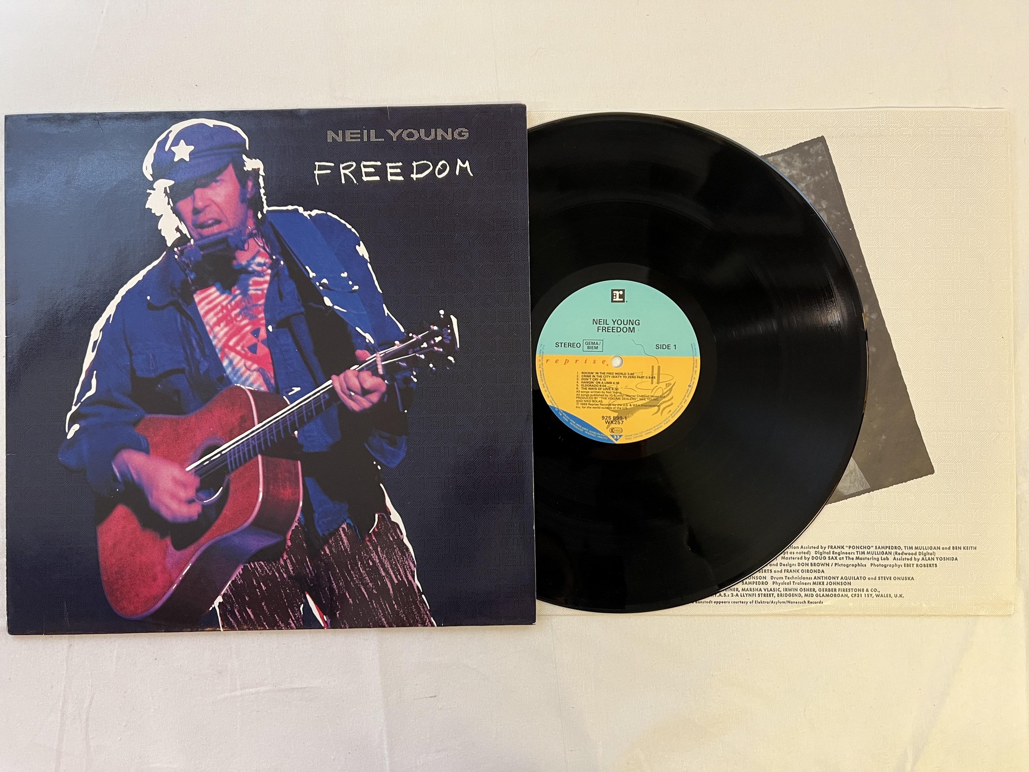 Omslagsbild för skivan NEIL YOUNG freedom LP -89 Ger REPRISE 925 899-1