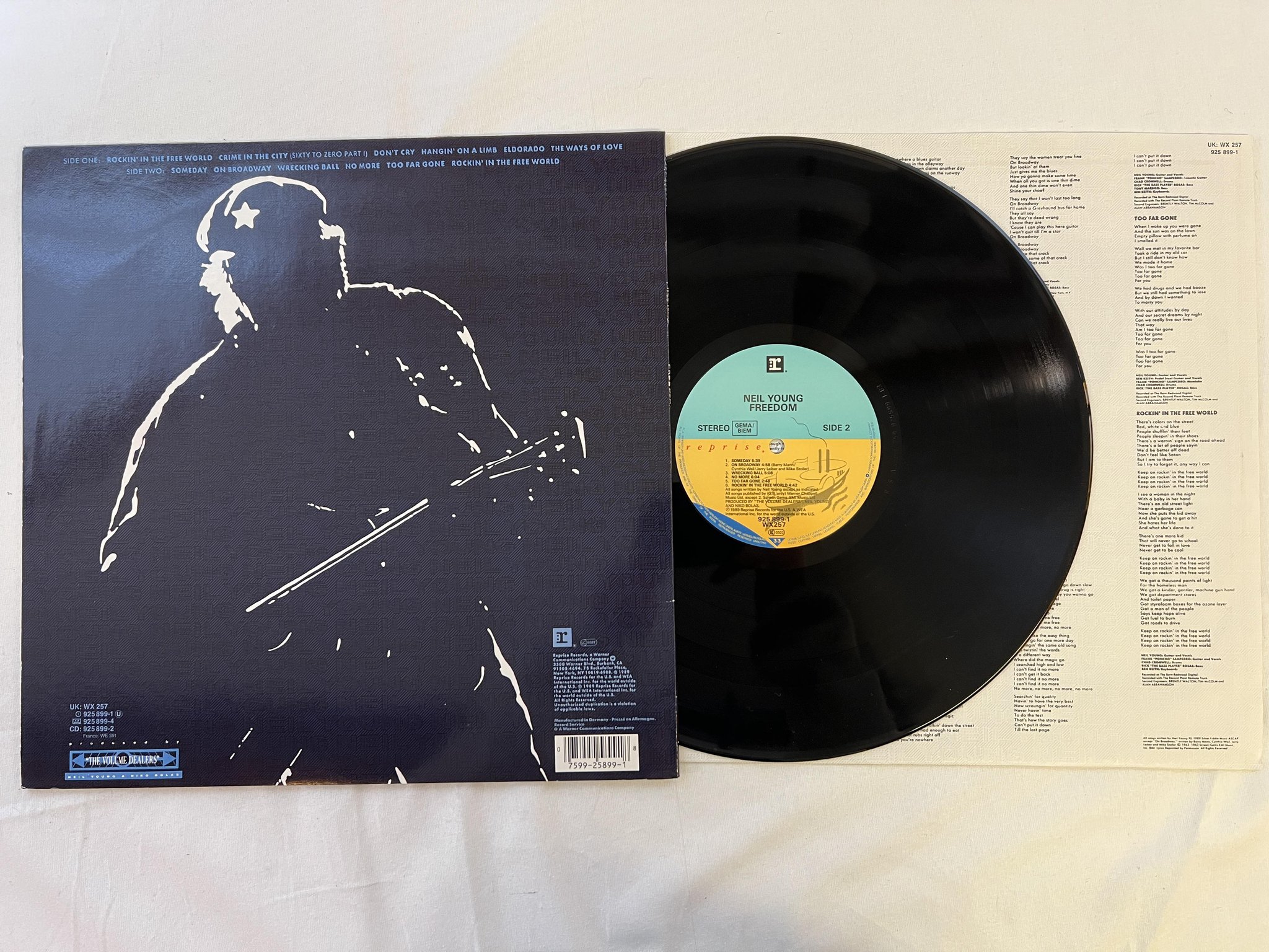 Omslagsbild för skivan NEIL YOUNG freedom LP -89 Ger REPRISE 925 899-1