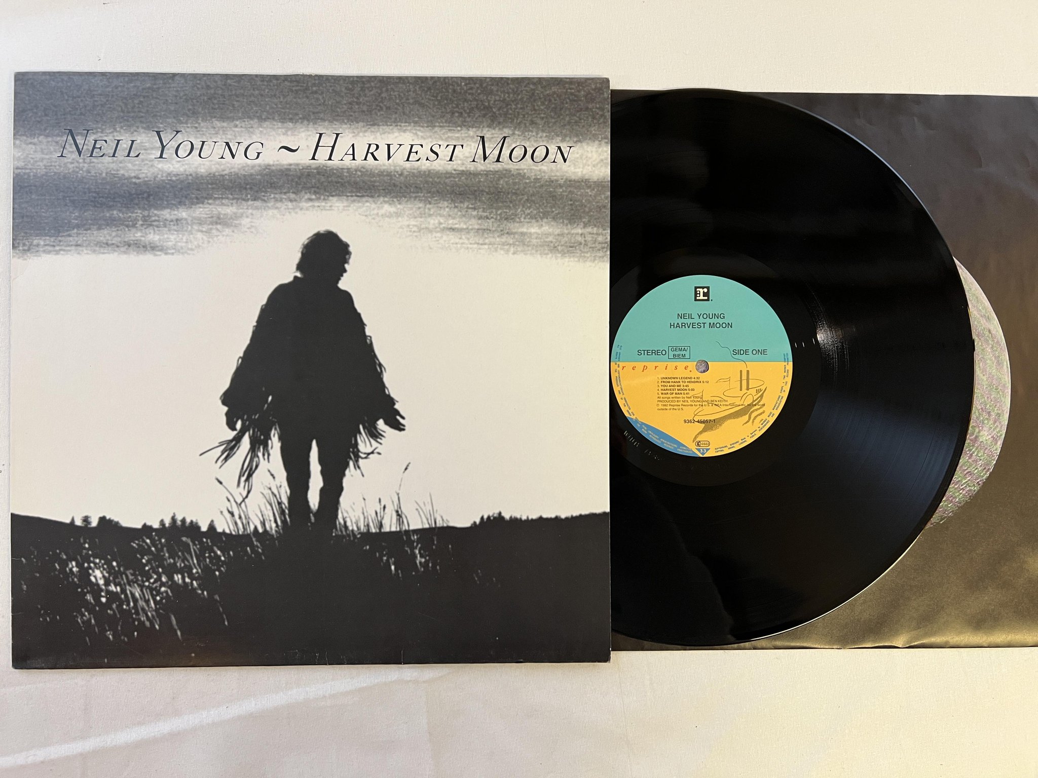 Omslagsbild för skivan NEIL YOUNG harvest moon LP -92 EU REPRISE 9362-45057-1
