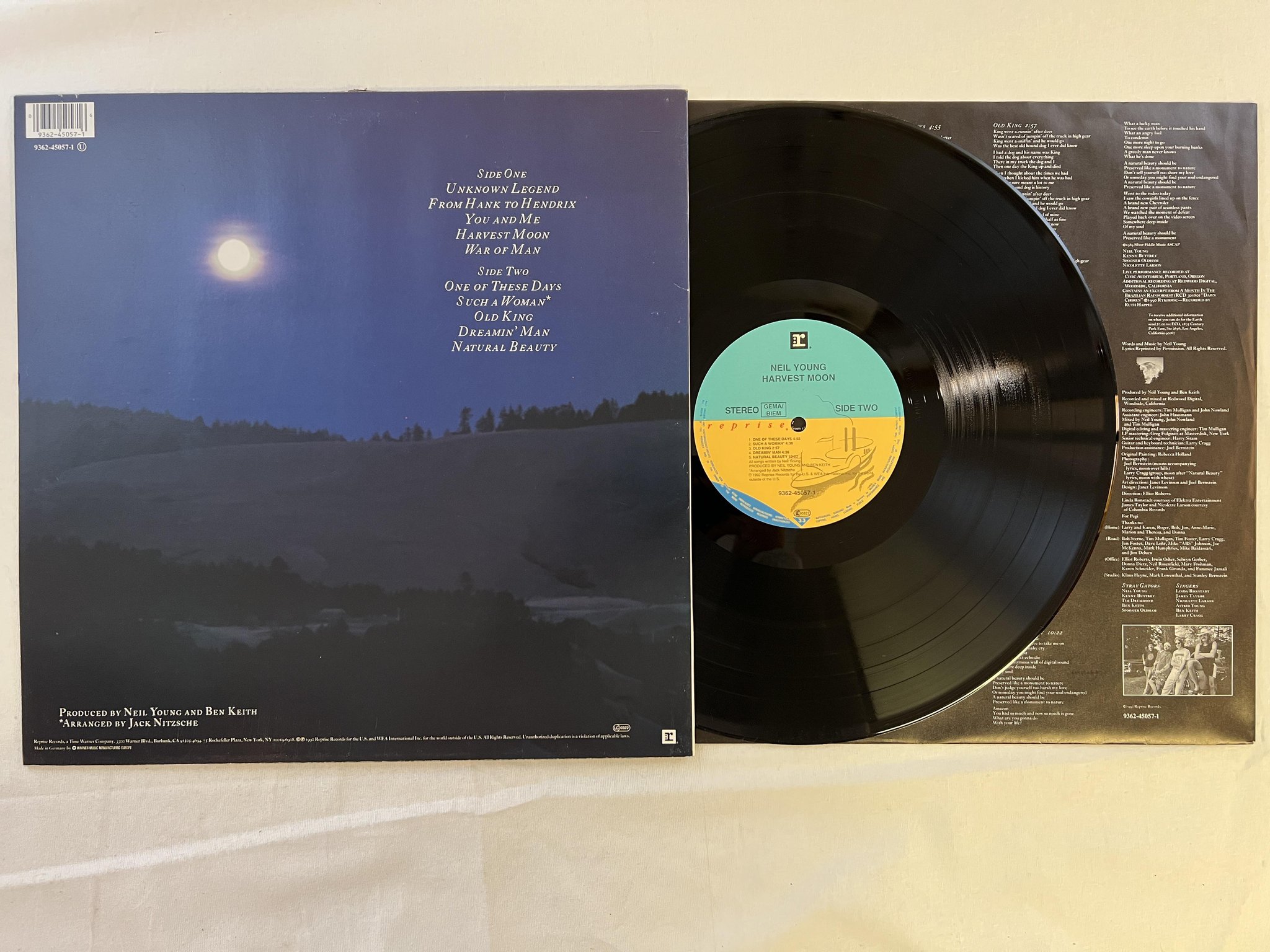 Omslagsbild för skivan NEIL YOUNG harvest moon LP -92 EU REPRISE 9362-45057-1