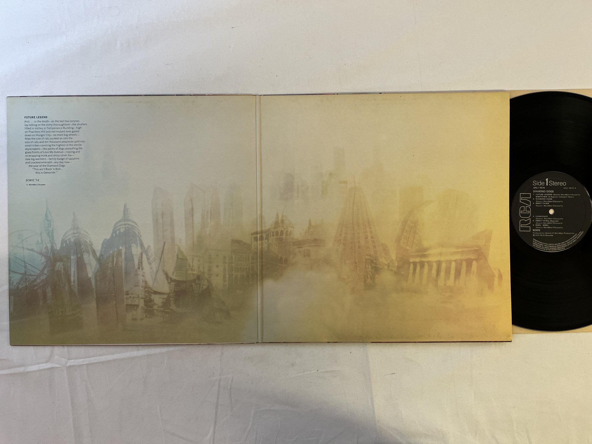 Omslagsbild för skivan DAVID BOWIE diamond dogs LP re UK RCA APL1 0576