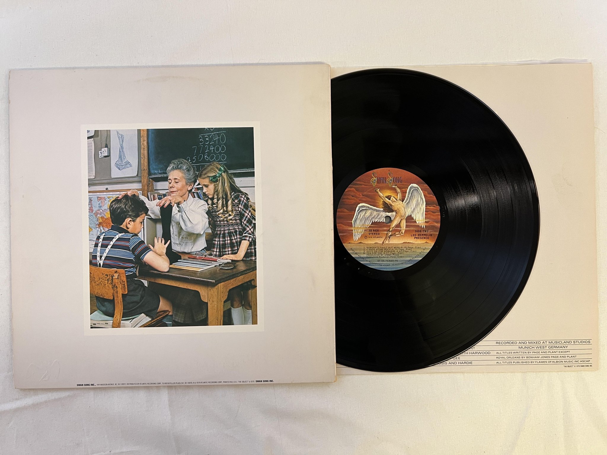 Omslagsbild för skivan LED ZEPPELIN present LP -76 US SWAN SONG SS 8416