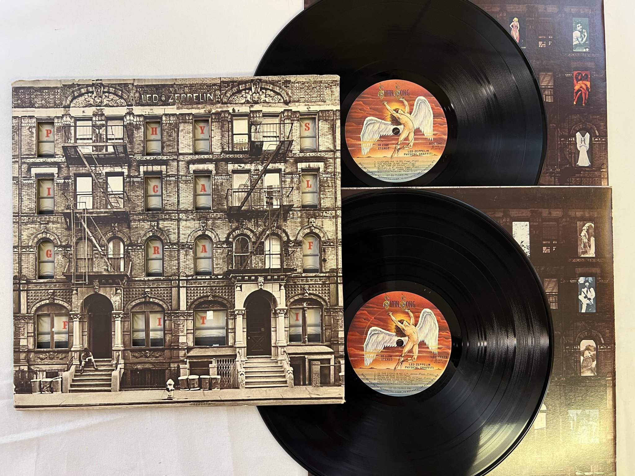 Omslagsbild för skivan LED ZEPPELIN physical graffiti 2xLP -75 US SWAN SONG SS 2-200