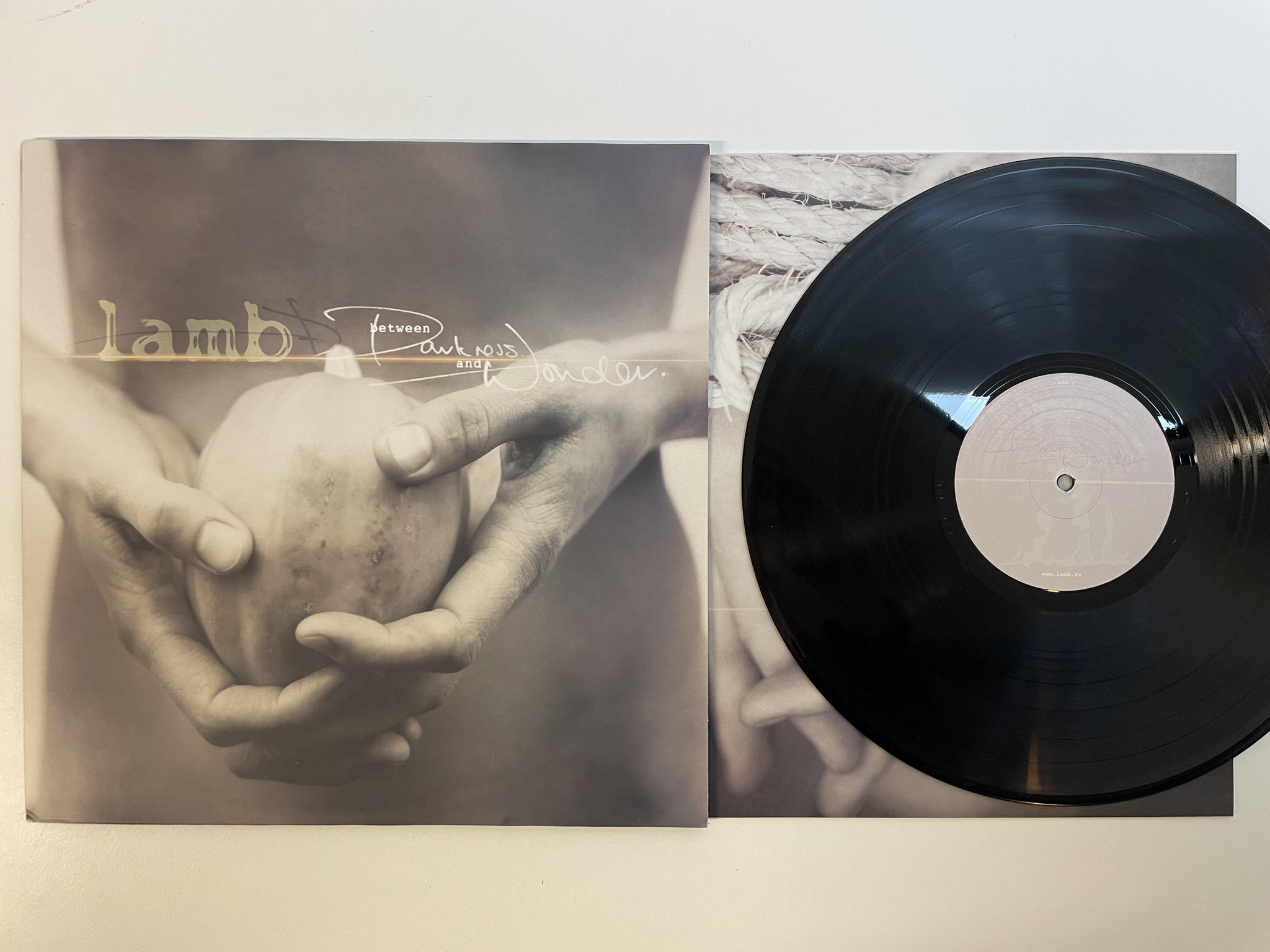 Omslagsbild för skivan LAMB Between Darkness And Wonder LP 2003 UK MERCURY 986591-7 trip Hop