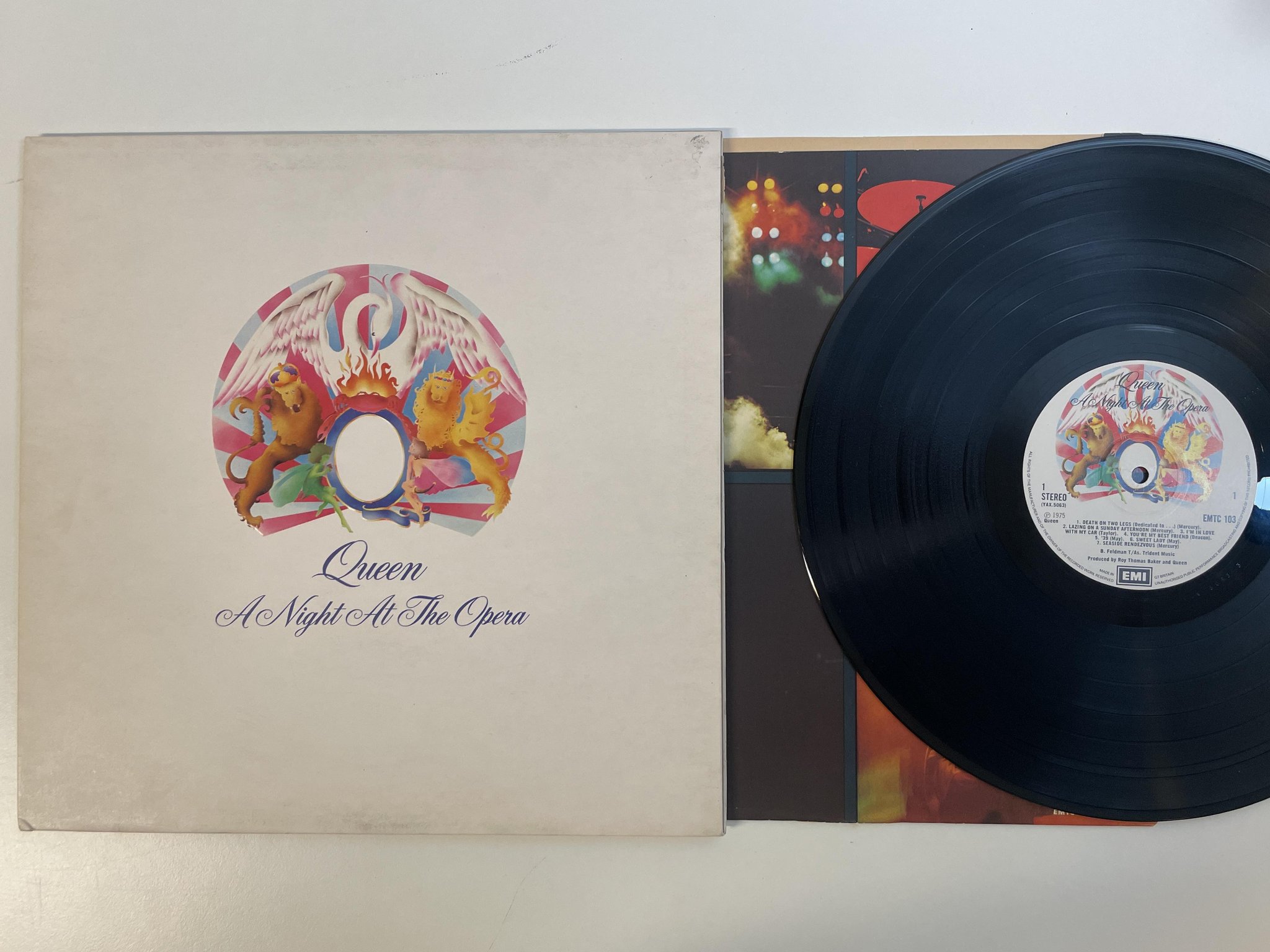 Omslagsbild för skivan QUEEN a night at the Opera LP -75 UK EMI EMTC 103